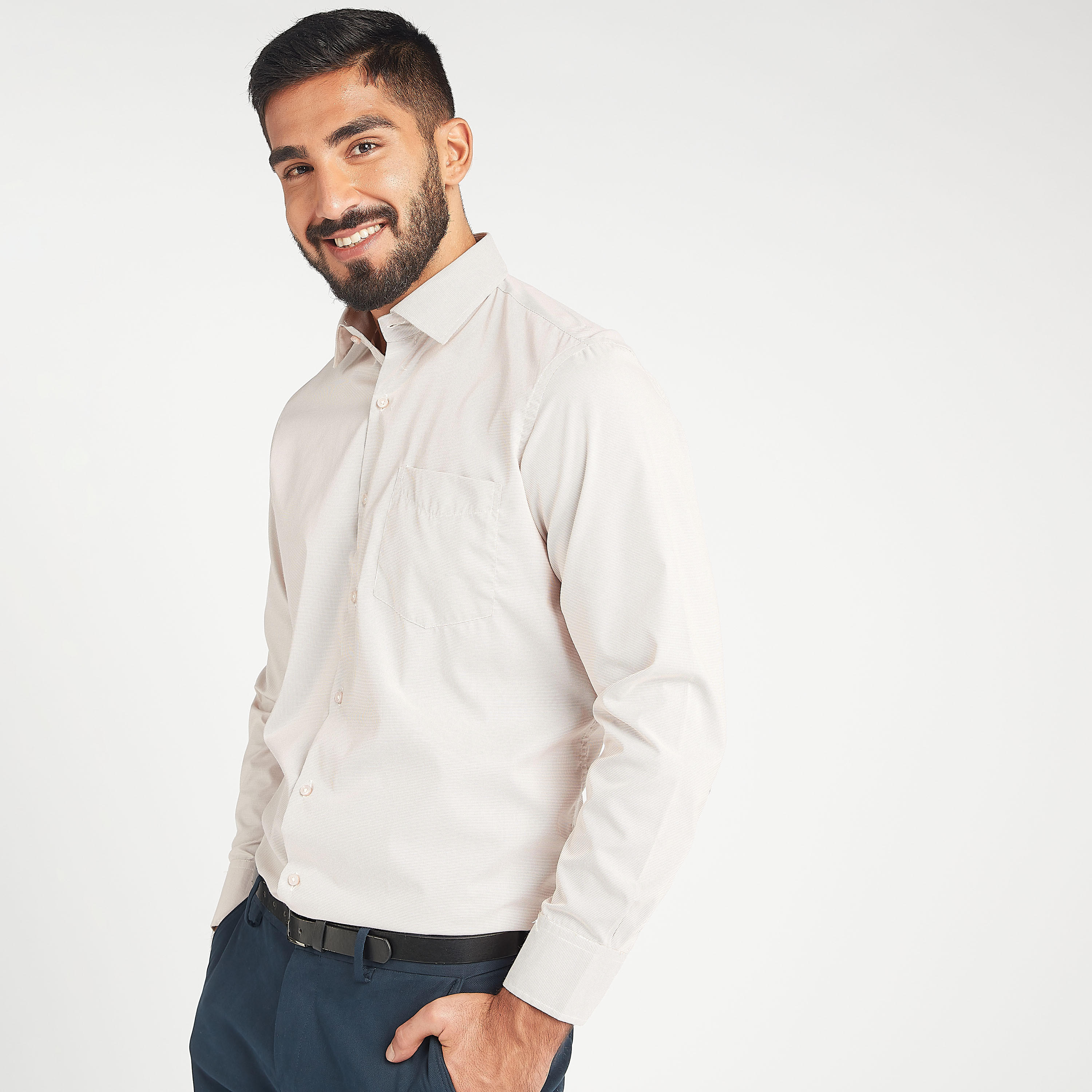 قميص بارز الملمس سهل الكي بأكمام طويلة وجيب على الصدر-men-clothing-shirts-image-1
