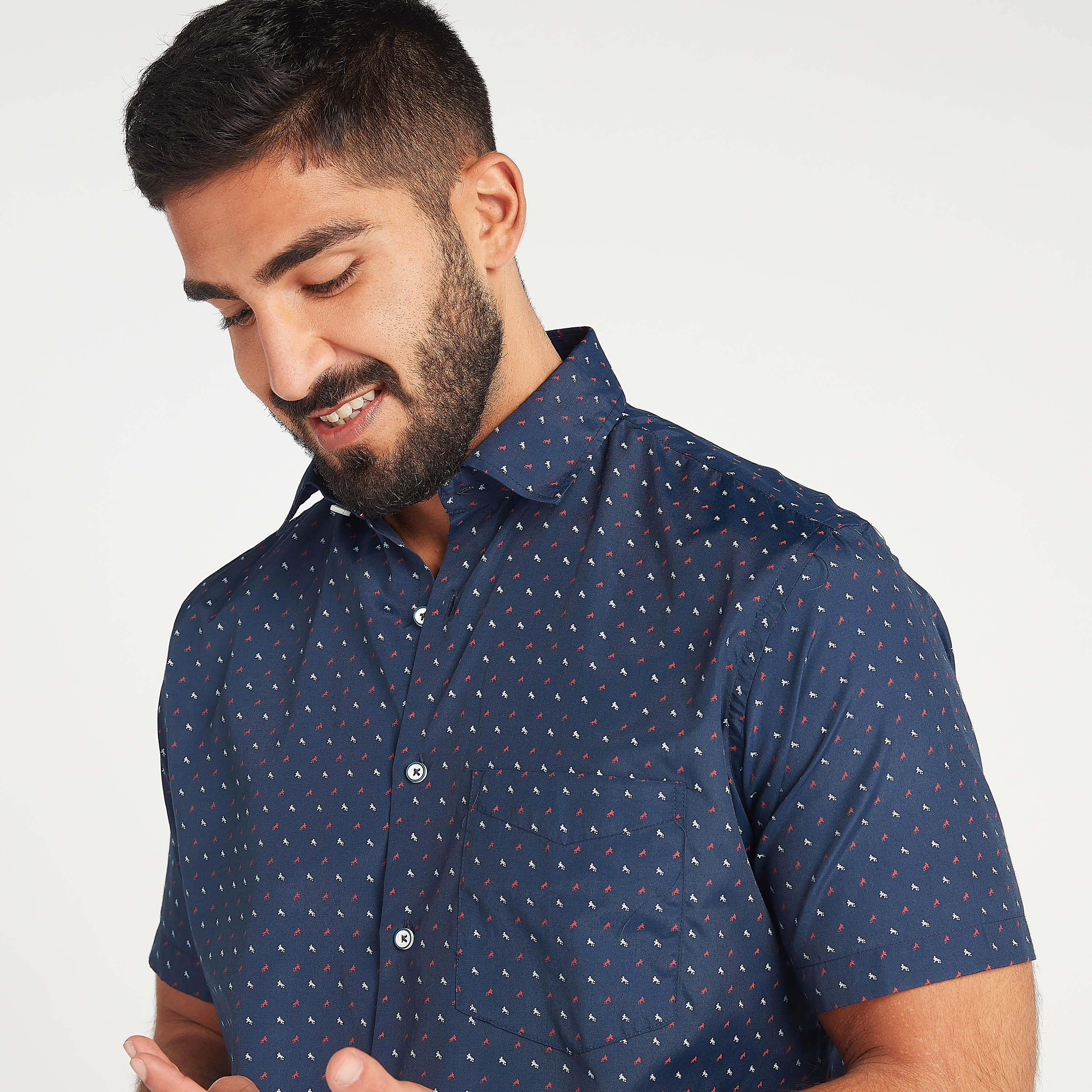 قميص سهل الكي بأكمام قصيرة وطبعات وياقة عادية-men-clothing-shirts-image-2