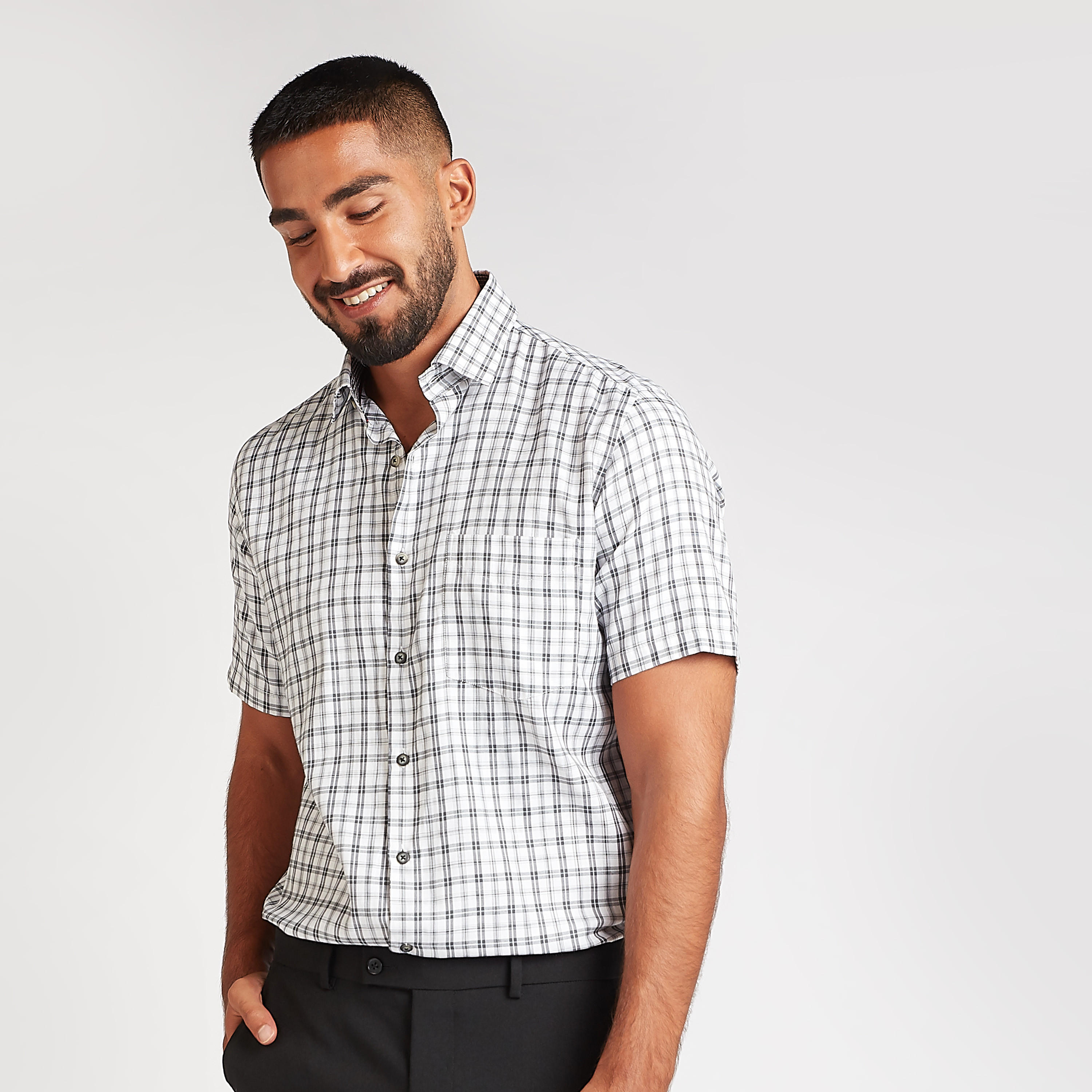 قميص رسمي كاروهات بأكمام قصيرة وجيب على الصدر-men-clothing-shirts-image-1