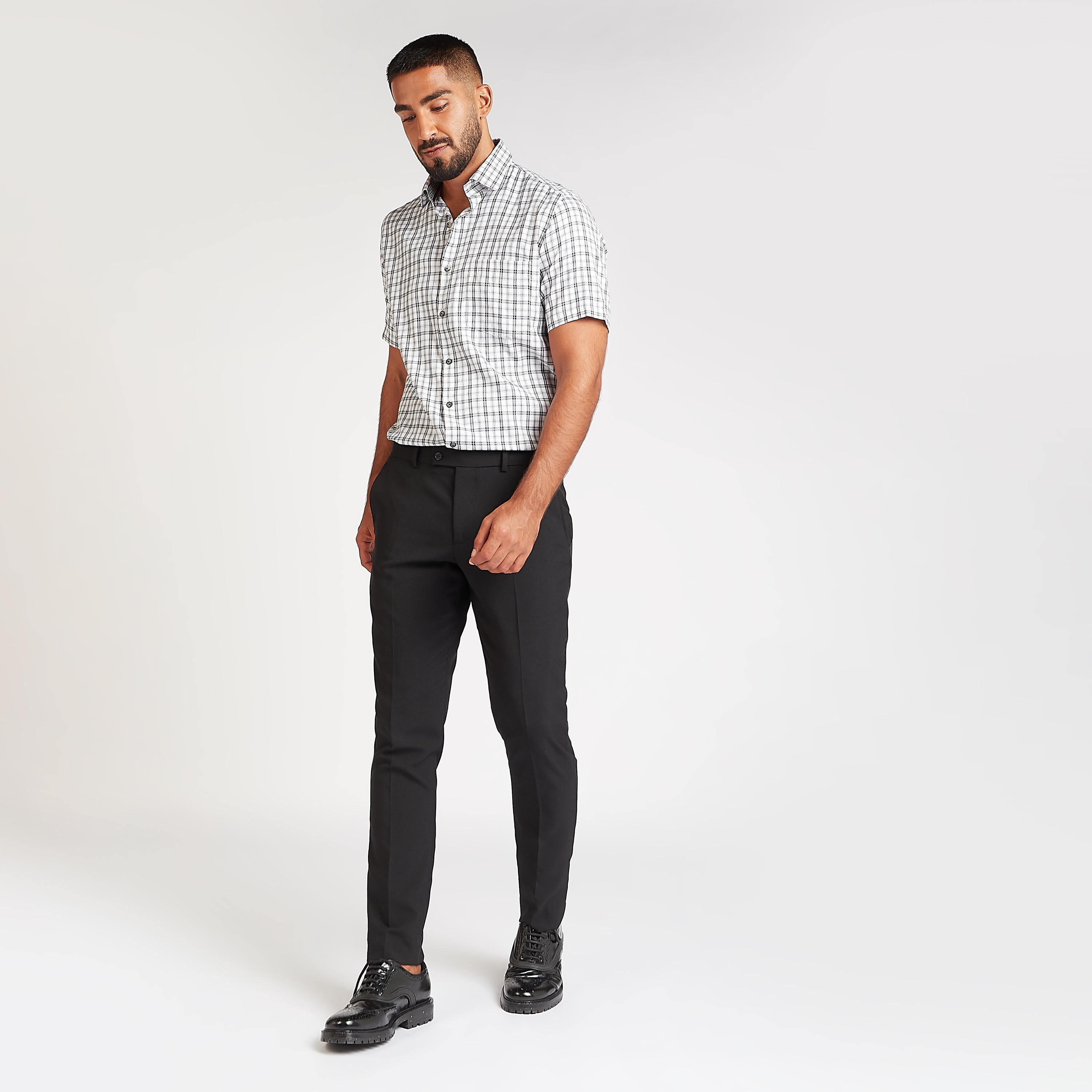 قميص رسمي كاروهات بأكمام قصيرة وجيب على الصدر-men-clothing-shirts-image-2