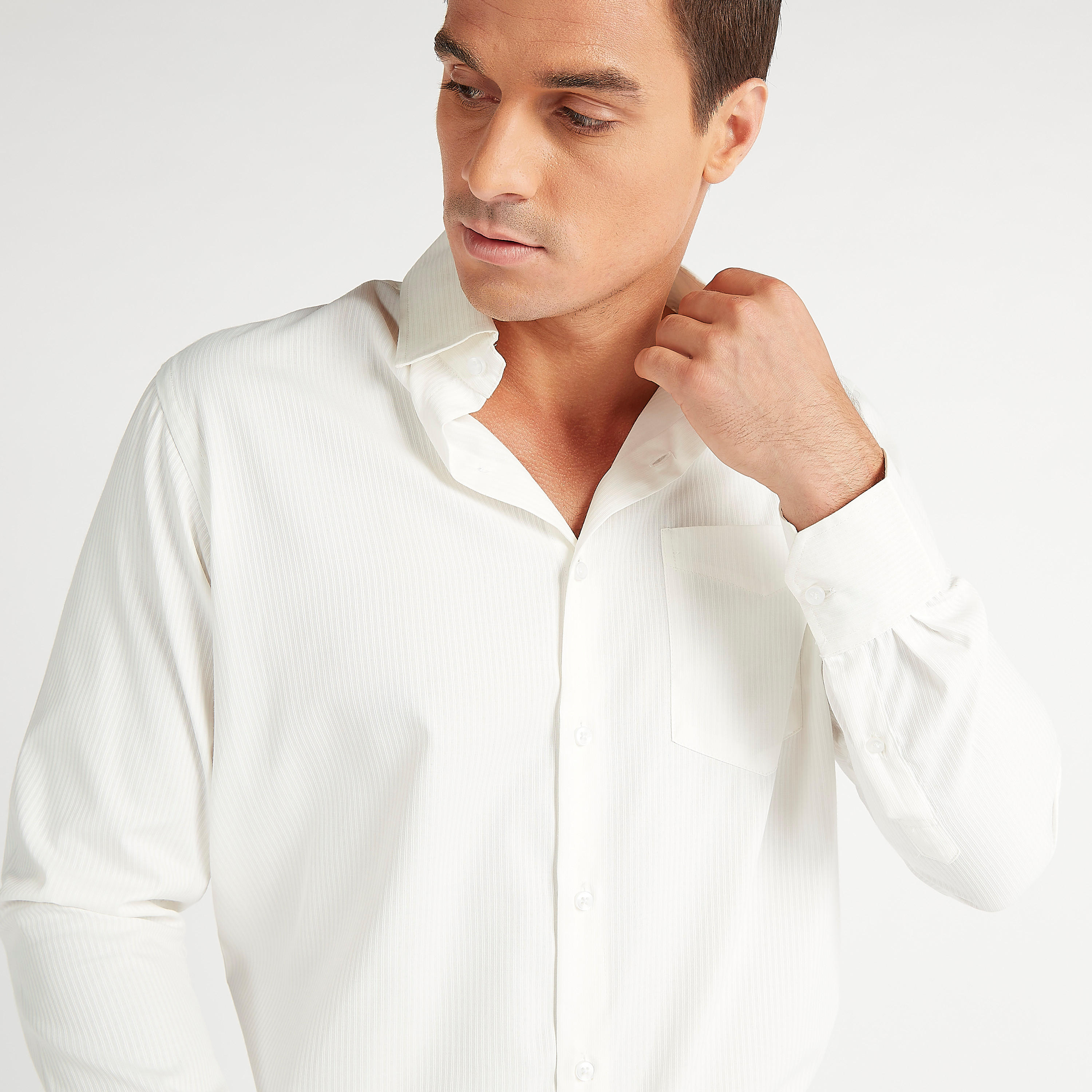 قميص مخطط سهل الكي بياقة واسعة وجيب على الصّدر-men-clothing-shirts-image-2