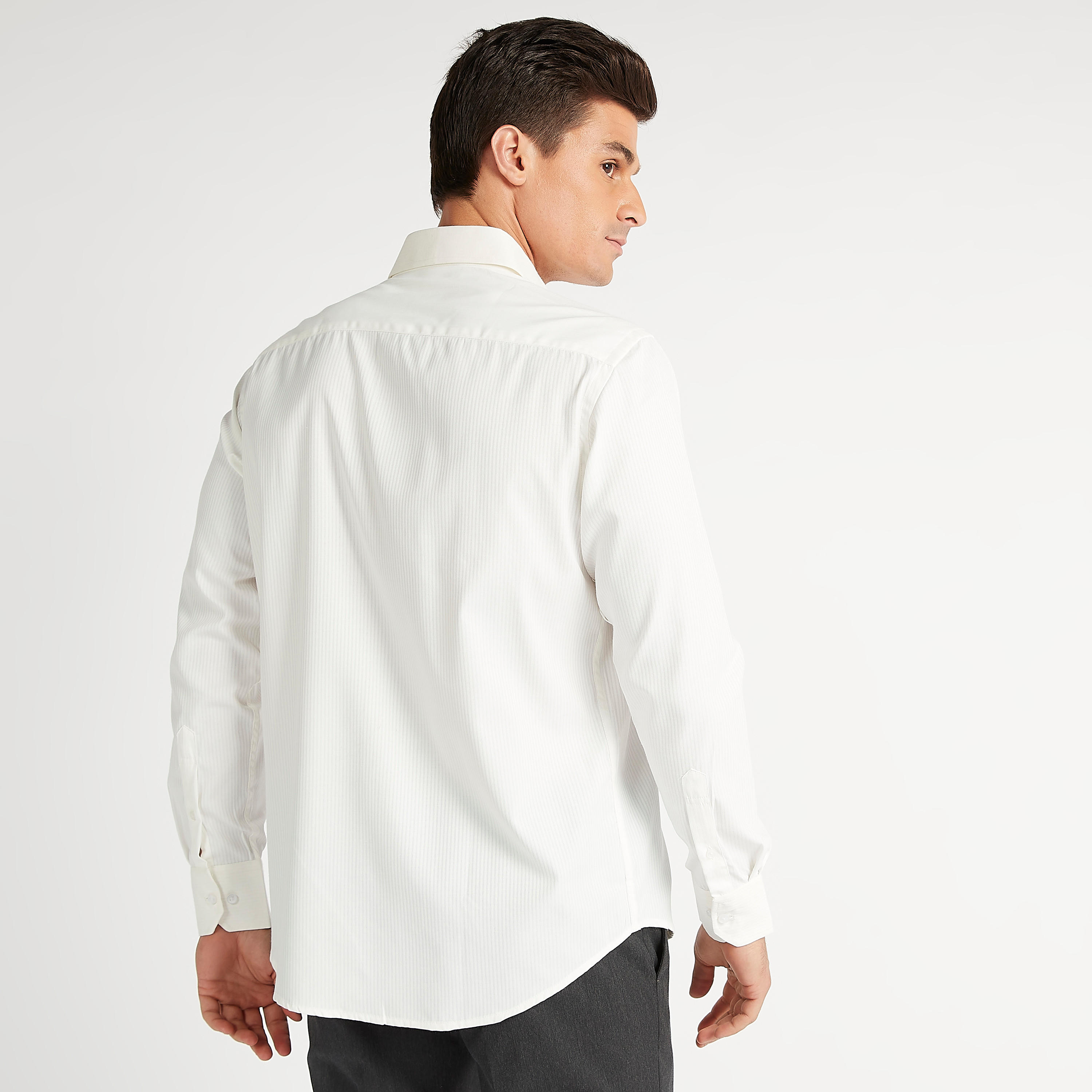 قميص مخطط سهل الكي بياقة واسعة وجيب على الصّدر-men-clothing-shirts-image-4