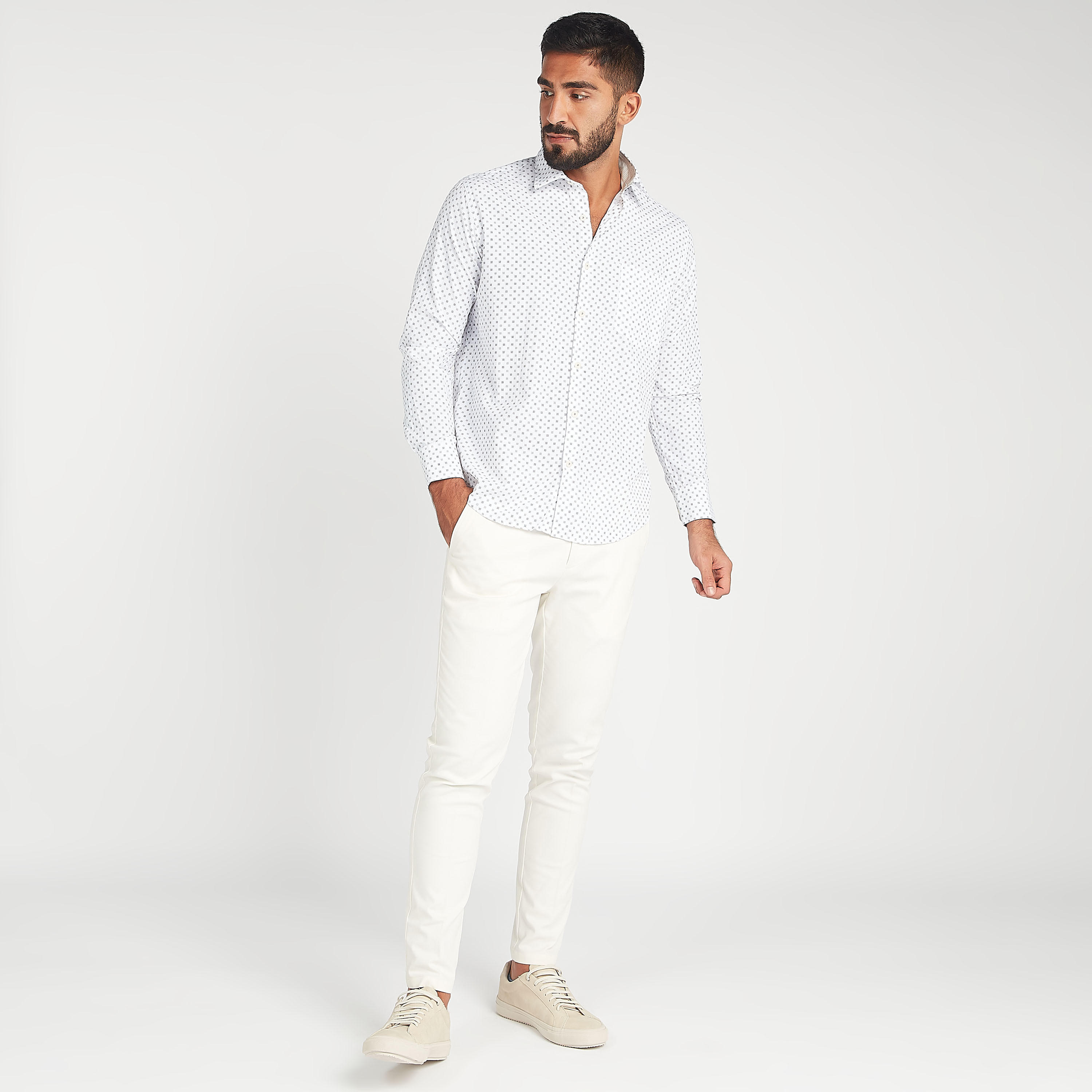 قميص سهل الكي بطبعات وأكمام طويلة وياقة واسعة-men-clothing-shirts-image-2