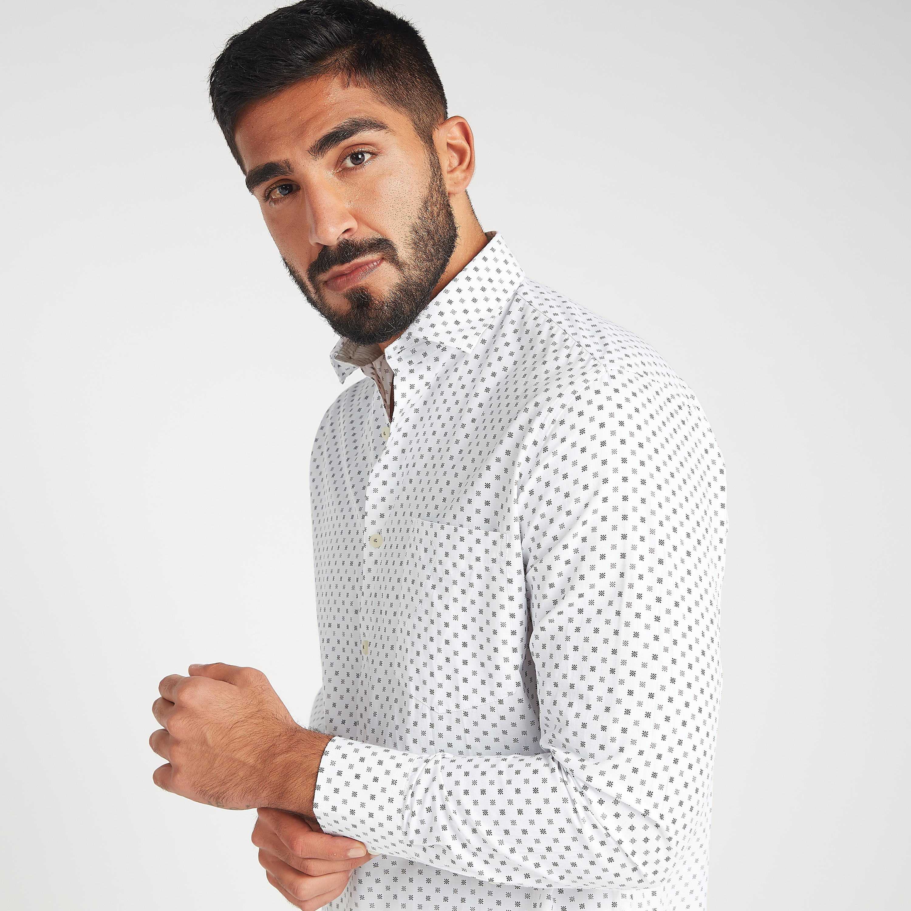 قميص سهل الكي بطبعات وأكمام طويلة وياقة واسعة-men-clothing-shirts-image-3