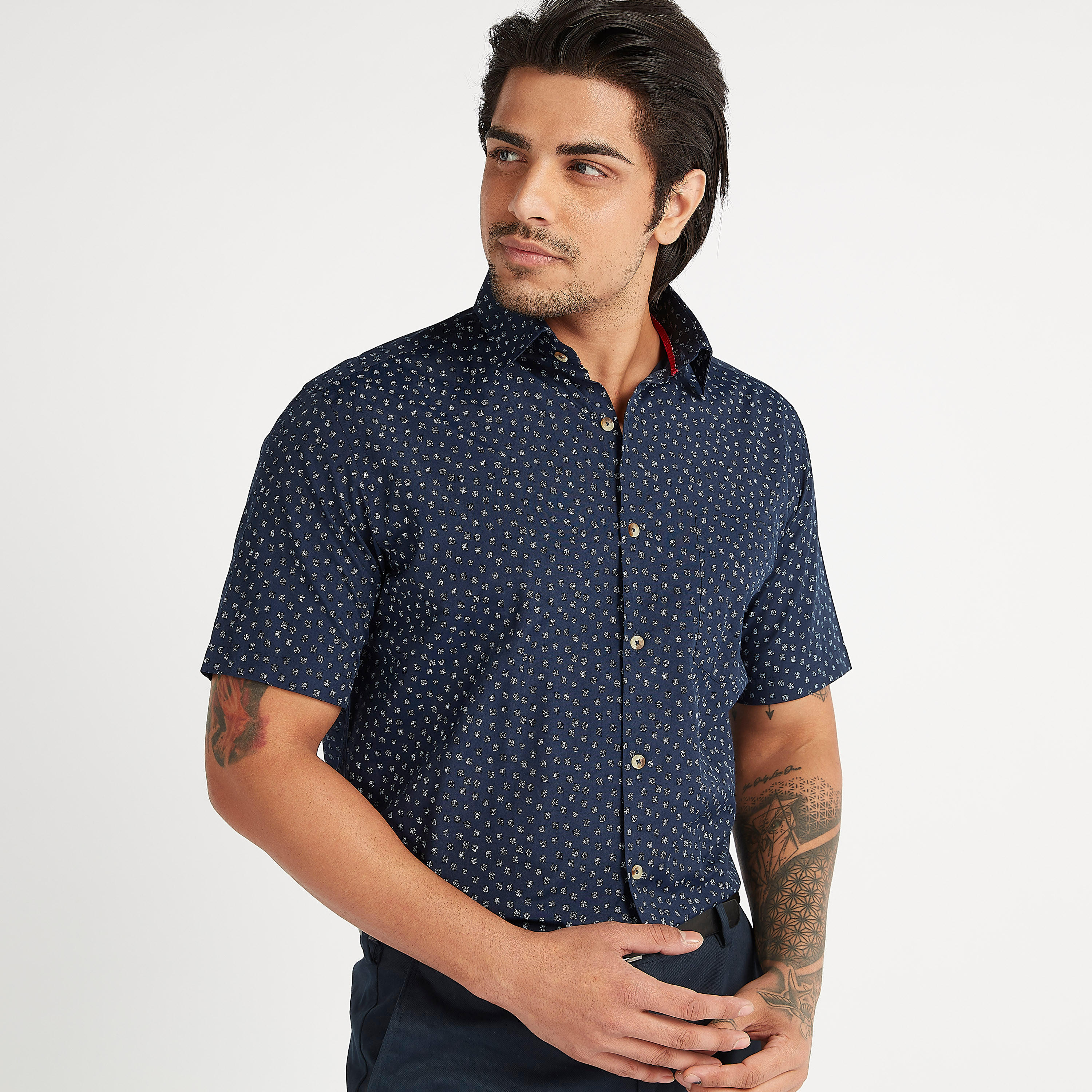 قميص بطبعات وأكمام قصيرة وياقة عادية وزر إغلاق-men-clothing-shirts-image-1