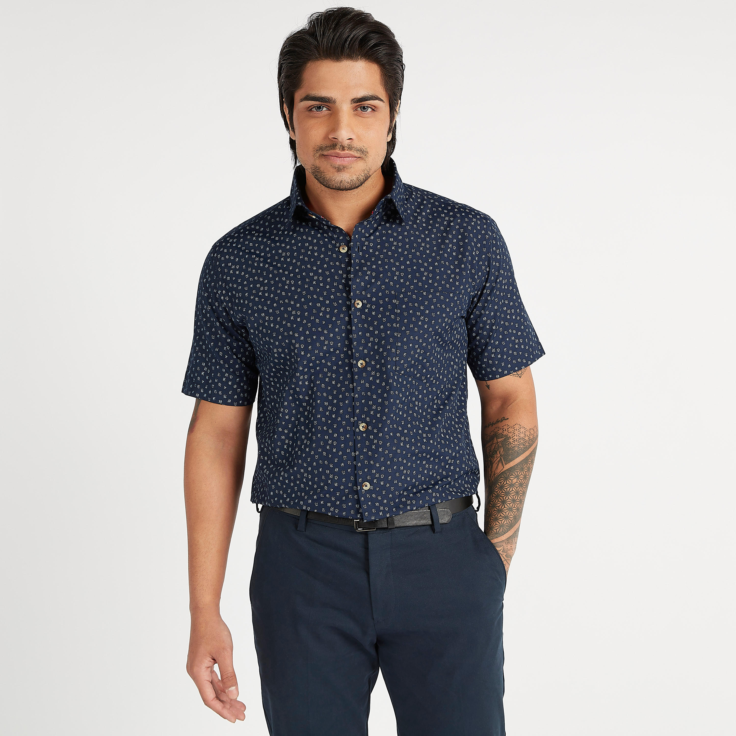 قميص بطبعات وأكمام قصيرة وياقة عادية وزر إغلاق-men-clothing-shirts-image-3