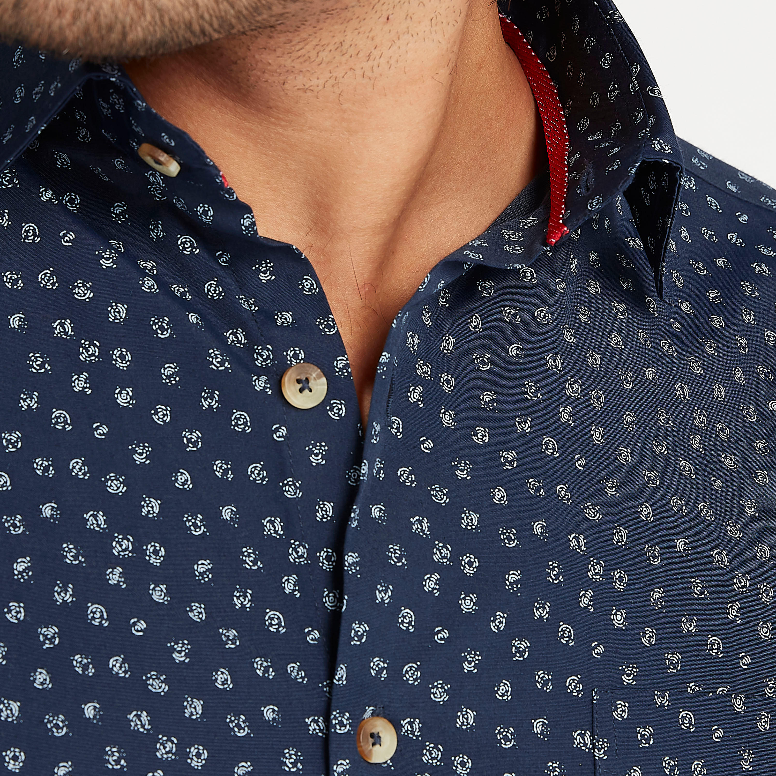 قميص بطبعات وأكمام قصيرة وياقة عادية وزر إغلاق-men-clothing-shirts-image-4
