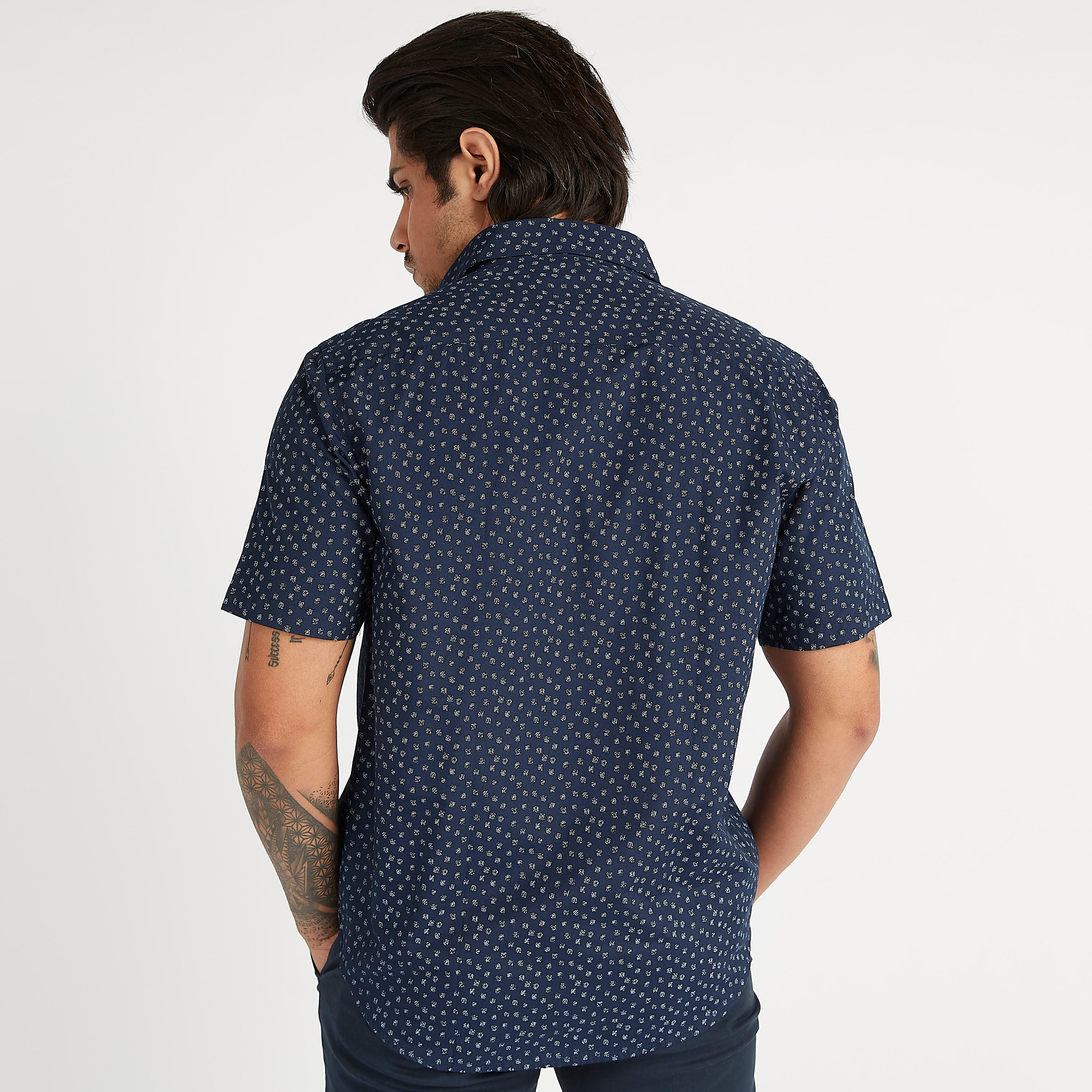 قميص بطبعات وأكمام قصيرة وياقة عادية وزر إغلاق-men-clothing-shirts-image-5