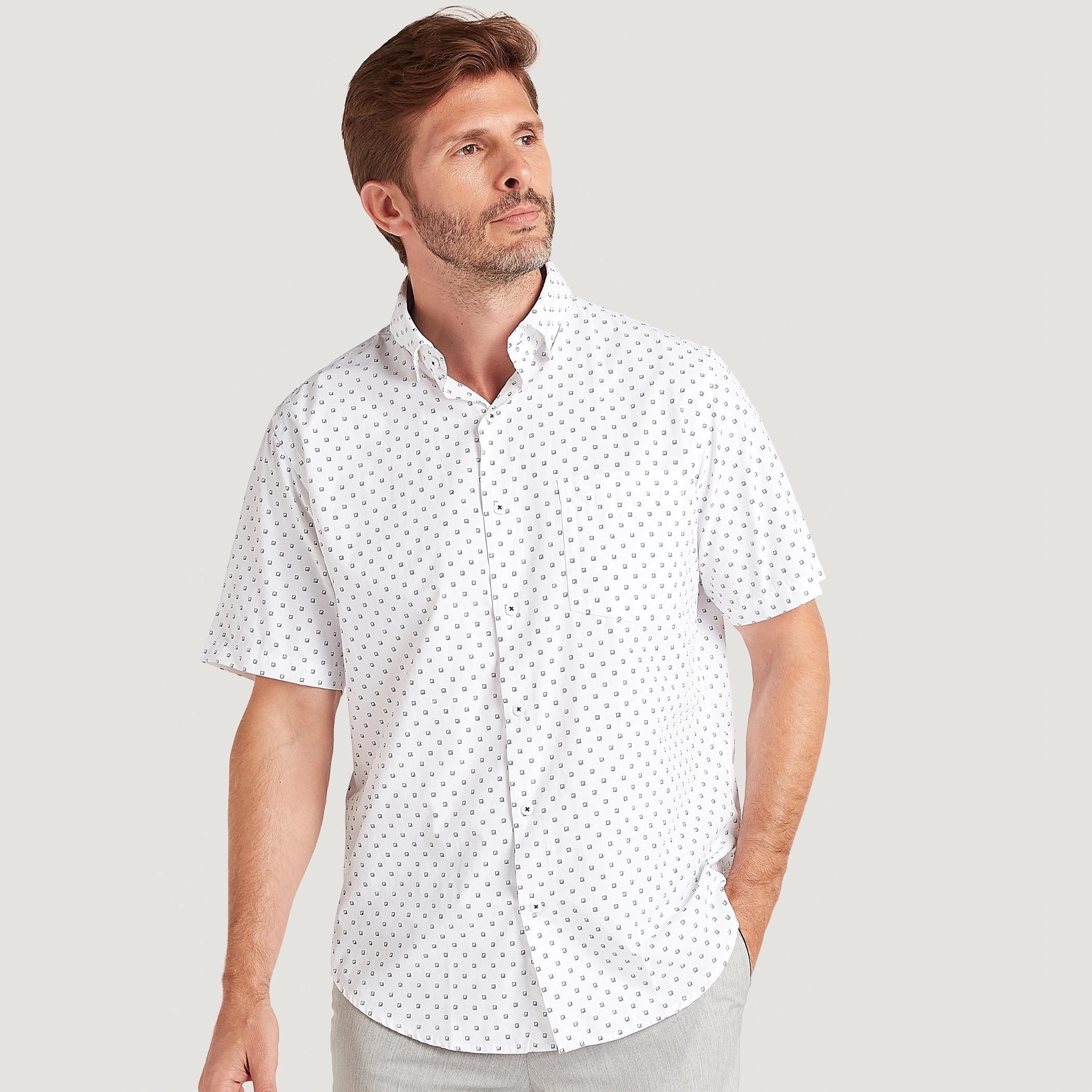 قميص بطبعات وزر سفلي مع أكمام قصيرة وجيب على الصّدر-men-clothing-shirts-image-6