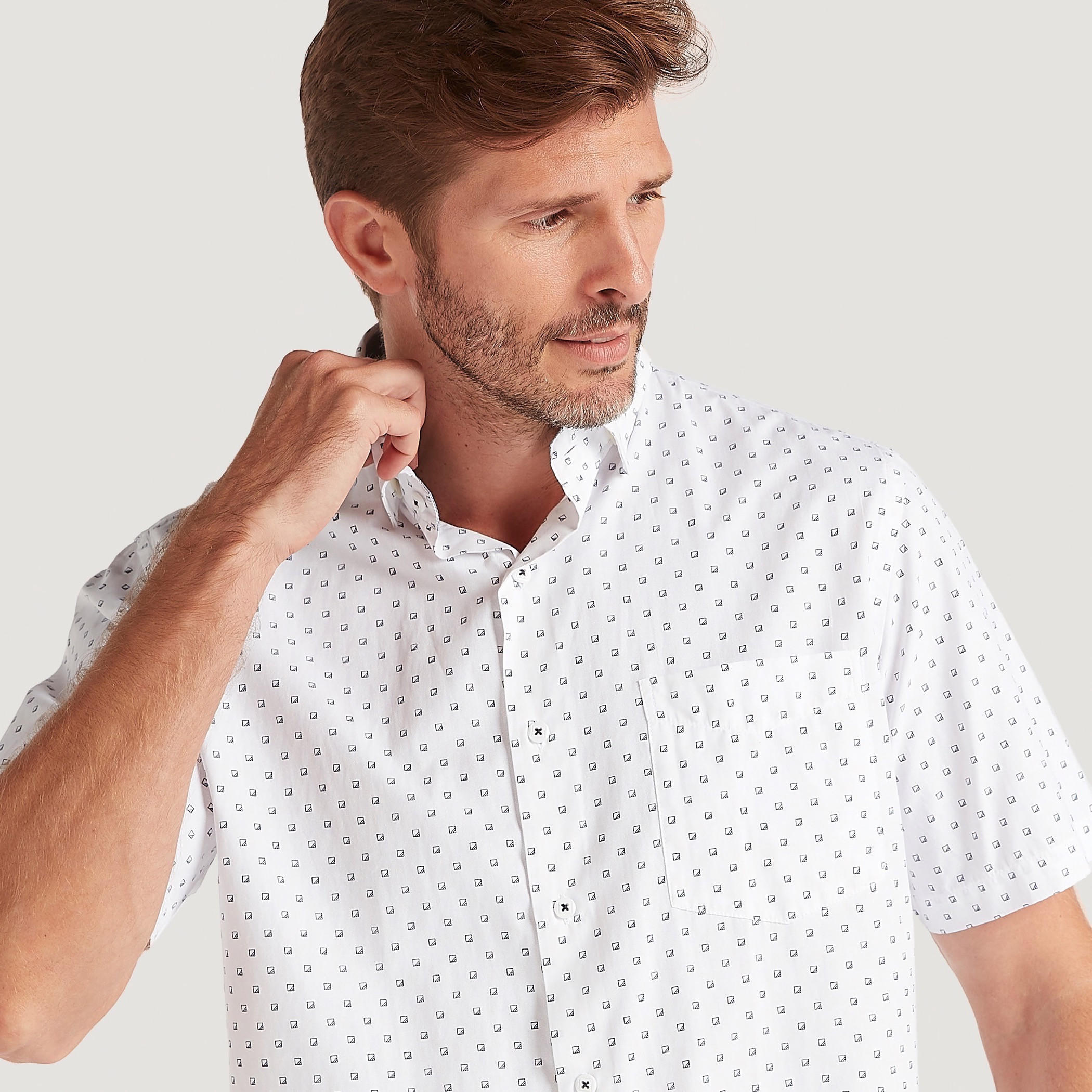قميص بطبعات وزر سفلي مع أكمام قصيرة وجيب على الصّدر-men-clothing-shirts-image-4