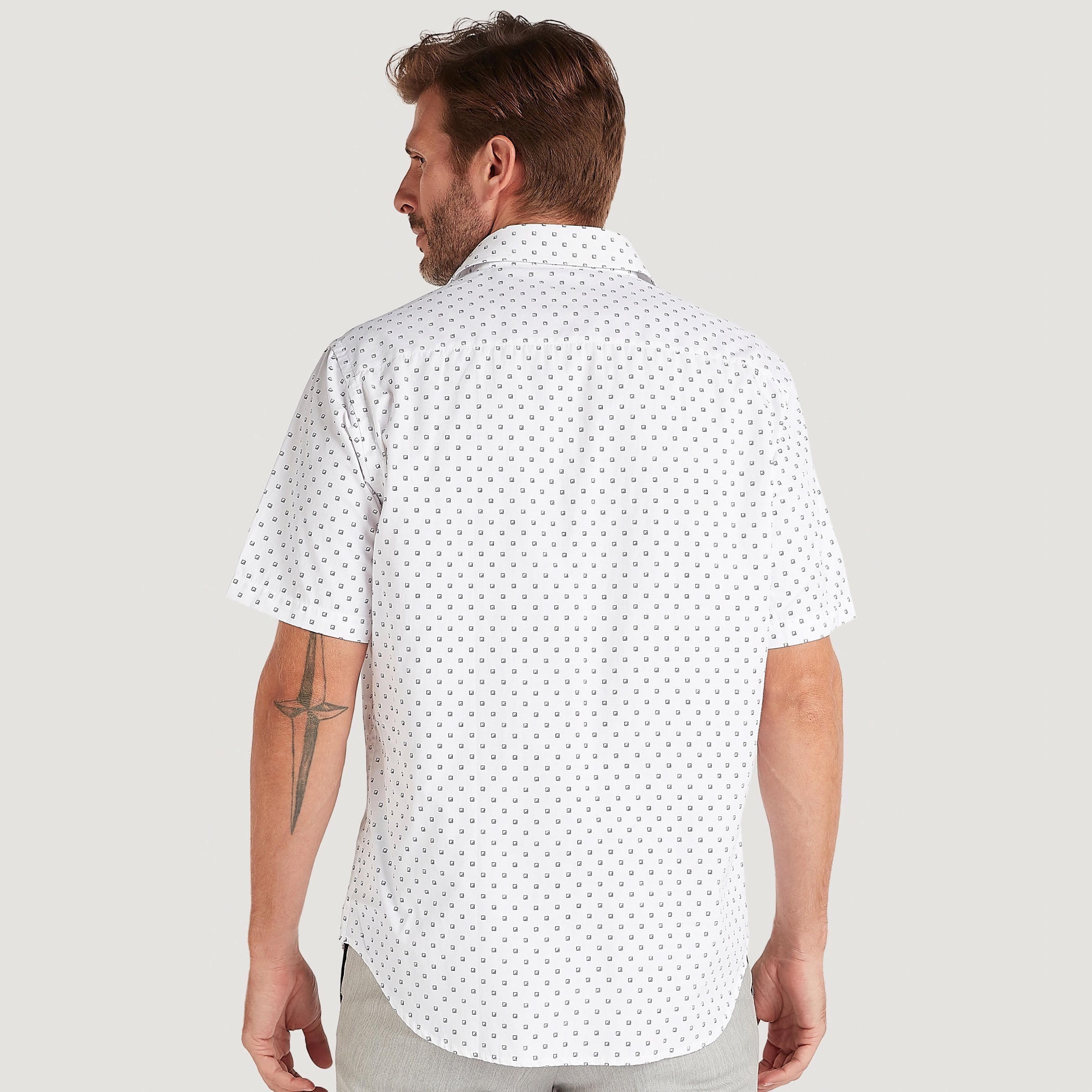 قميص بطبعات وزر سفلي مع أكمام قصيرة وجيب على الصّدر-men-clothing-shirts-image-3