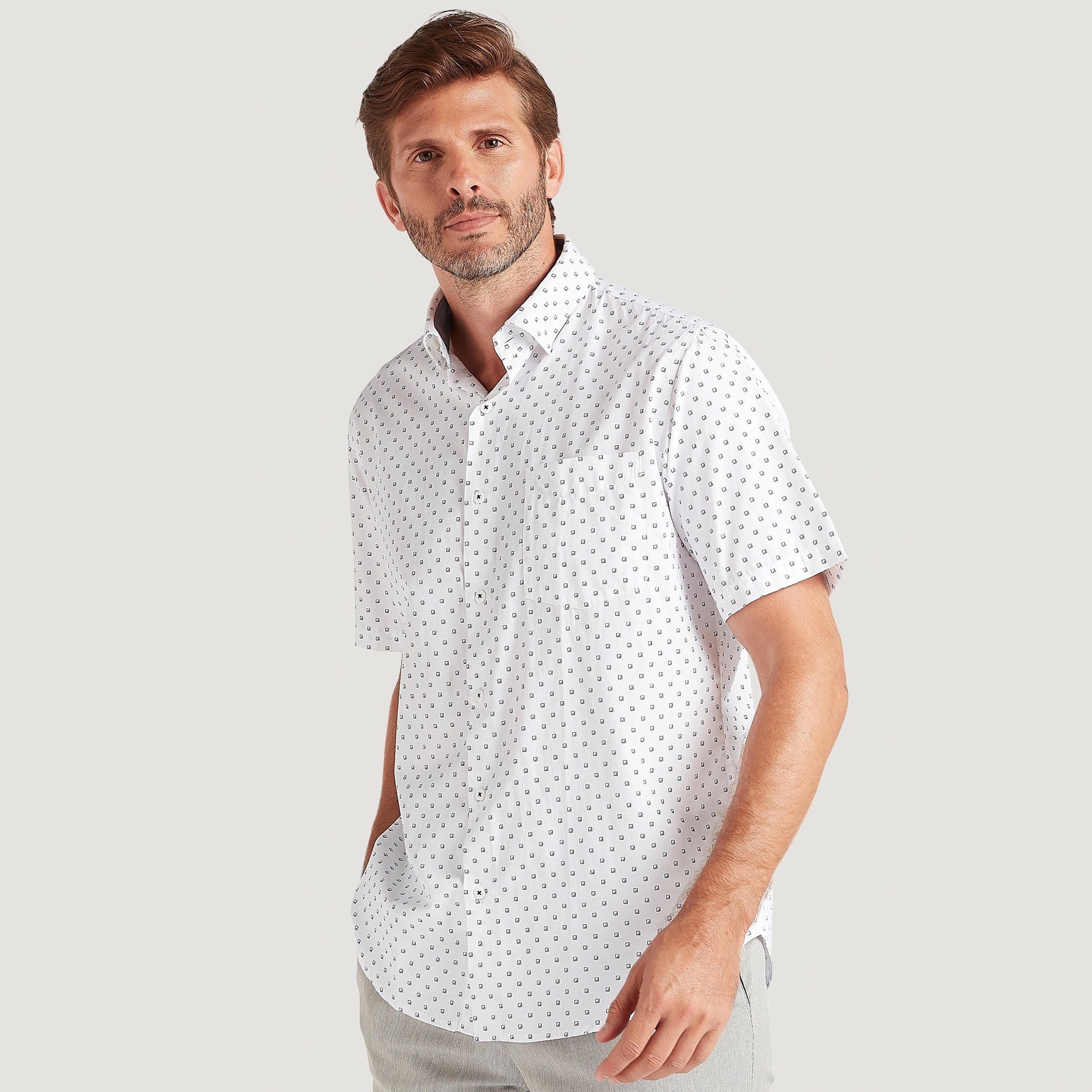 قميص بطبعات وزر سفلي مع أكمام قصيرة وجيب على الصّدر-men-clothing-shirts-image-2