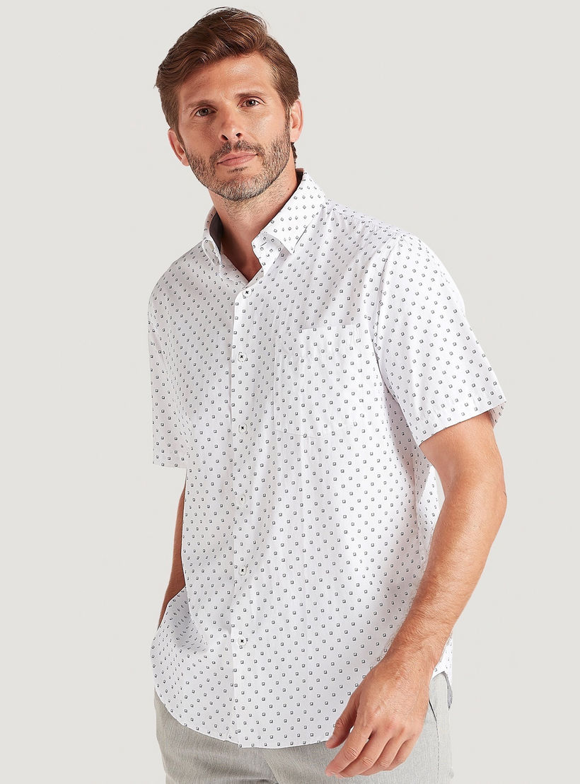 قميص بطبعات وزر سفلي مع أكمام قصيرة وجيب على الصّدر-men-clothing-shirts-image-2