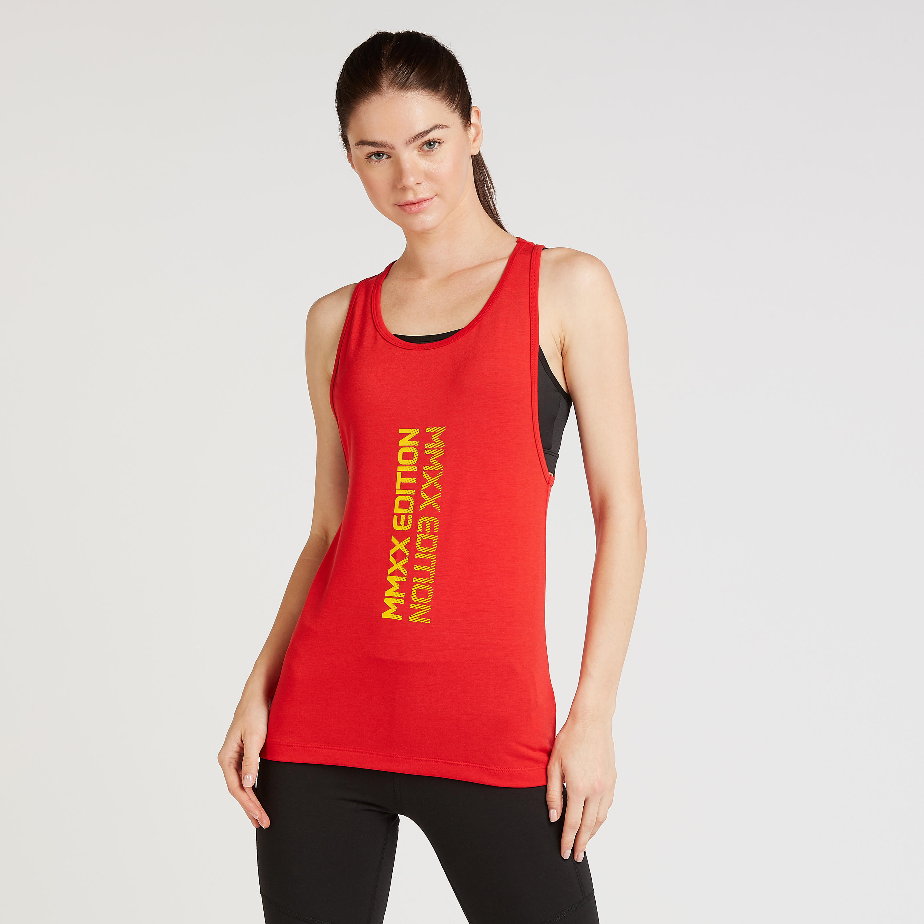بلوزة بدون أكمام بياقة عميقة وظهر متقاطع وطبعات من إكسبو 2020-women-clothing-sportswearandactivewear-tshirtsandvests-image-1