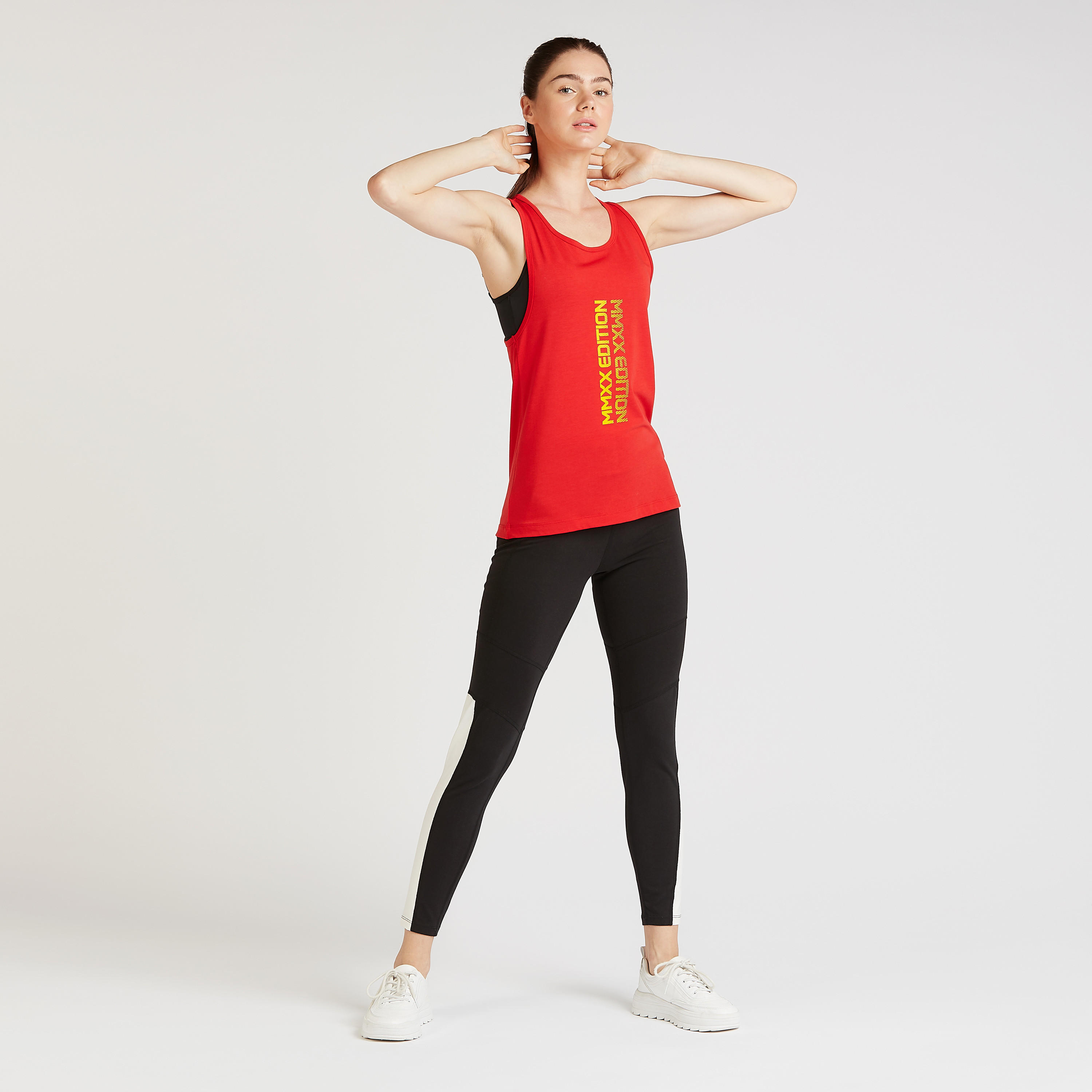 بلوزة بدون أكمام بياقة عميقة وظهر متقاطع وطبعات من إكسبو 2020-women-clothing-sportswearandactivewear-tshirtsandvests-image-2