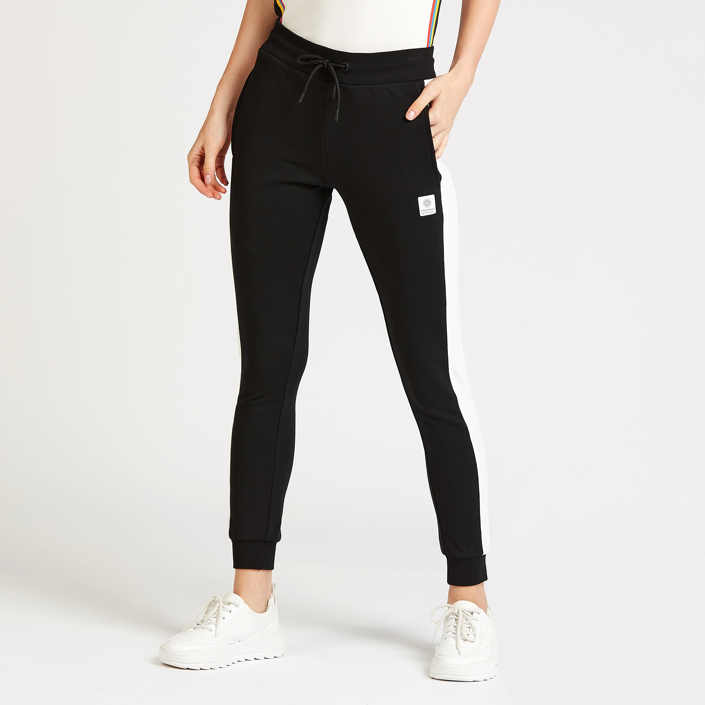 بنطلون رياضي بطبعات وتفاصيل جيوب ورباط إكسبو 2020-women-clothing-sportswearandactivewear-bottoms-image-1