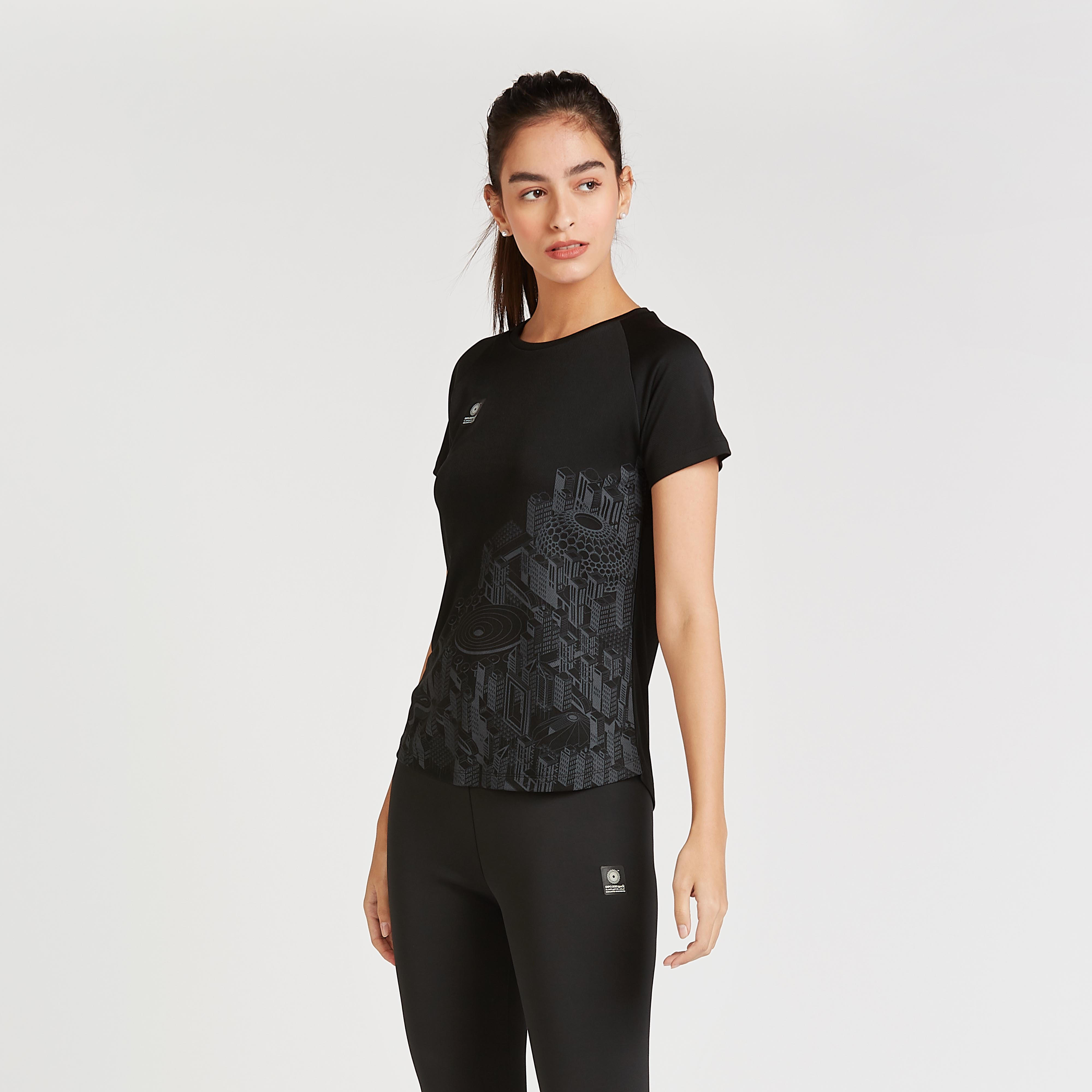 تيشيرت بياقة ضيّقة وأكمام قصيرة وطبعات إكسبو 2020-women-clothing-sportswearandactivewear-tshirtsandvests-image-1