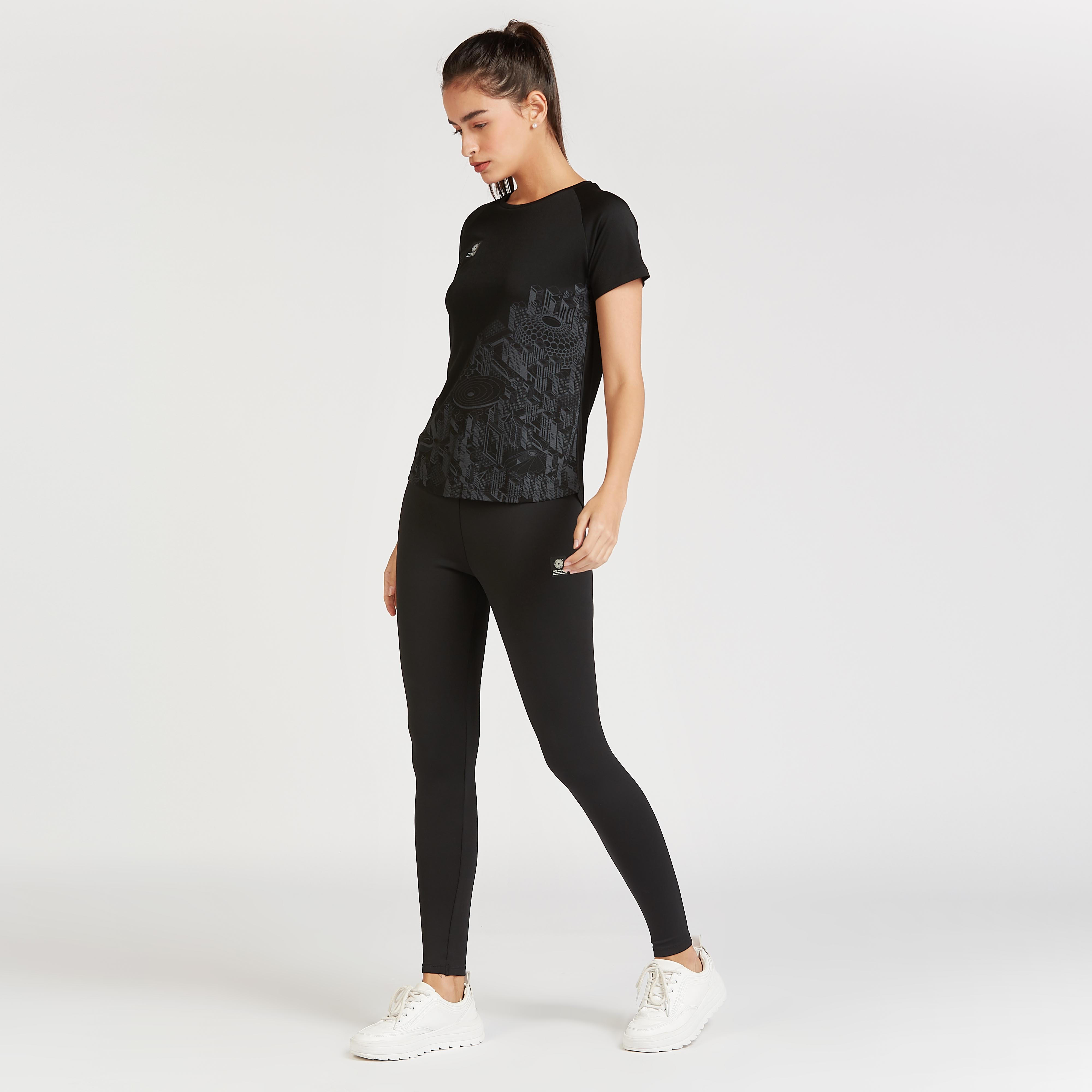 تيشيرت بياقة ضيّقة وأكمام قصيرة وطبعات إكسبو 2020-women-clothing-sportswearandactivewear-tshirtsandvests-image-2