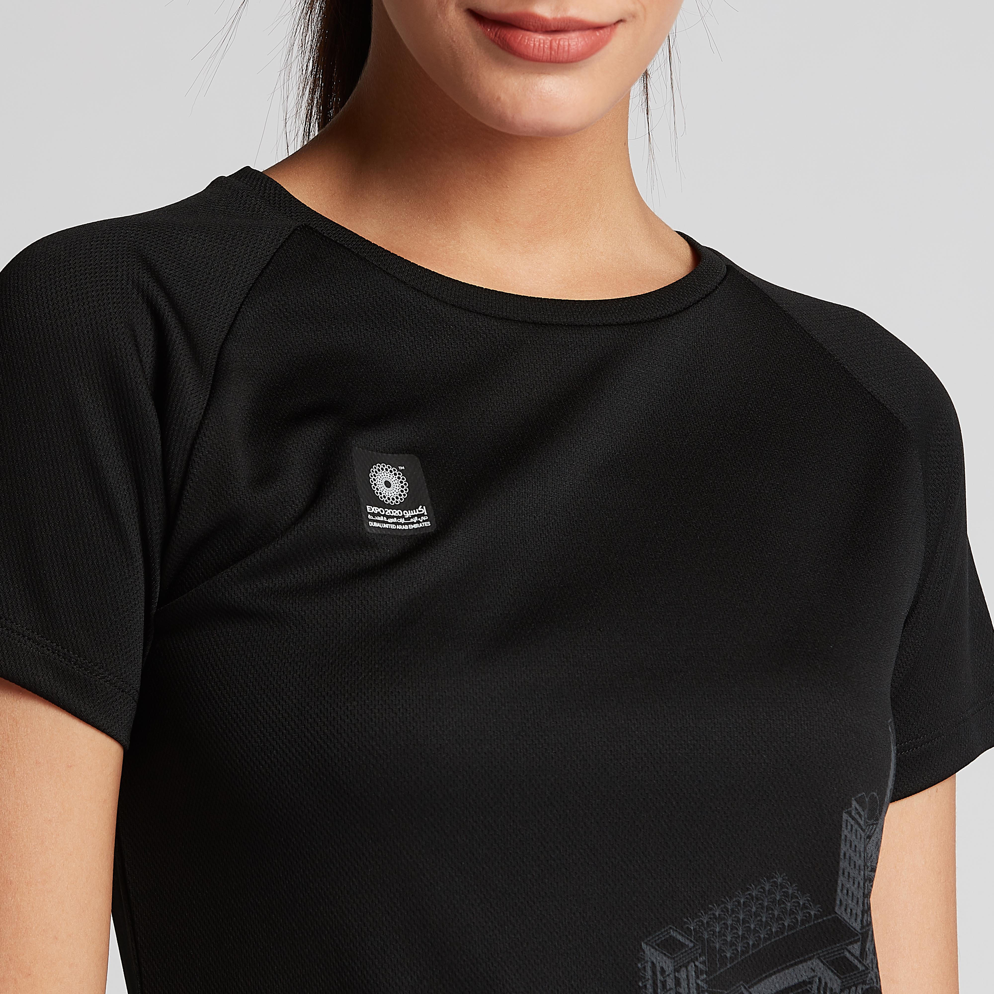تيشيرت بياقة ضيّقة وأكمام قصيرة وطبعات إكسبو 2020-women-clothing-sportswearandactivewear-tshirtsandvests-image-3