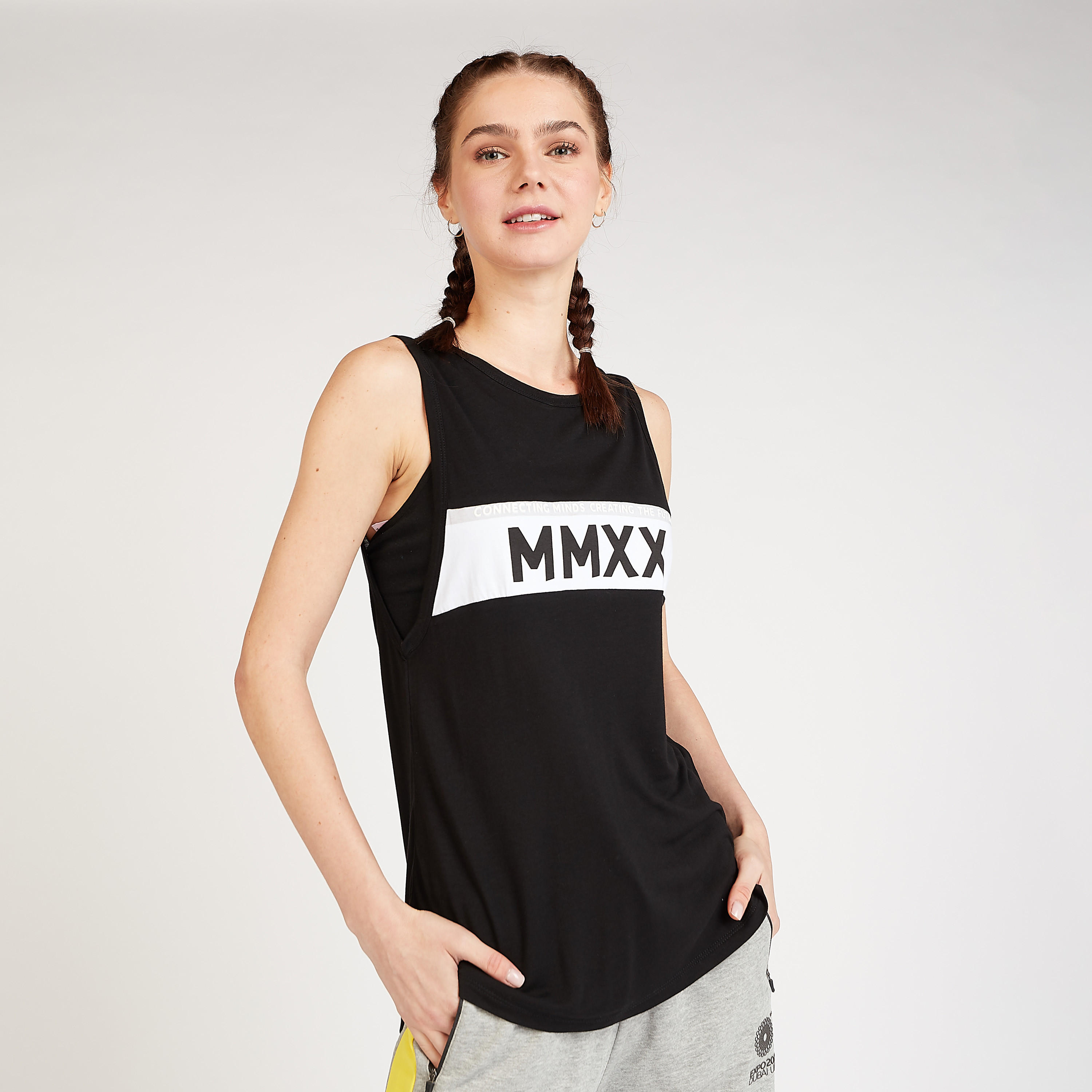 بلوزة دون أكمام بياقة ضيّقة وطبعات شعار-women-clothing-tshirts-image-1
