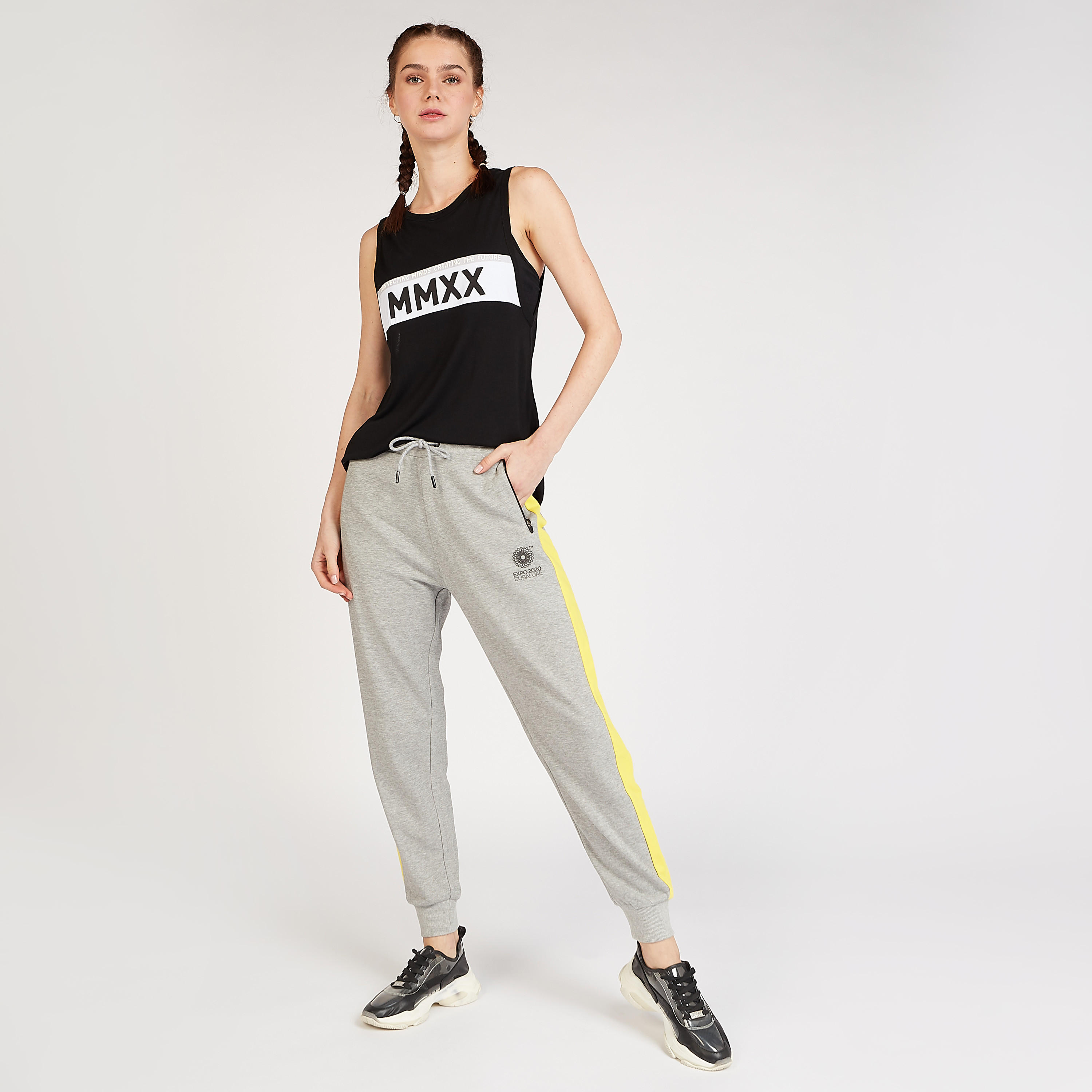 بلوزة دون أكمام بياقة ضيّقة وطبعات شعار-women-clothing-tshirts-image-2