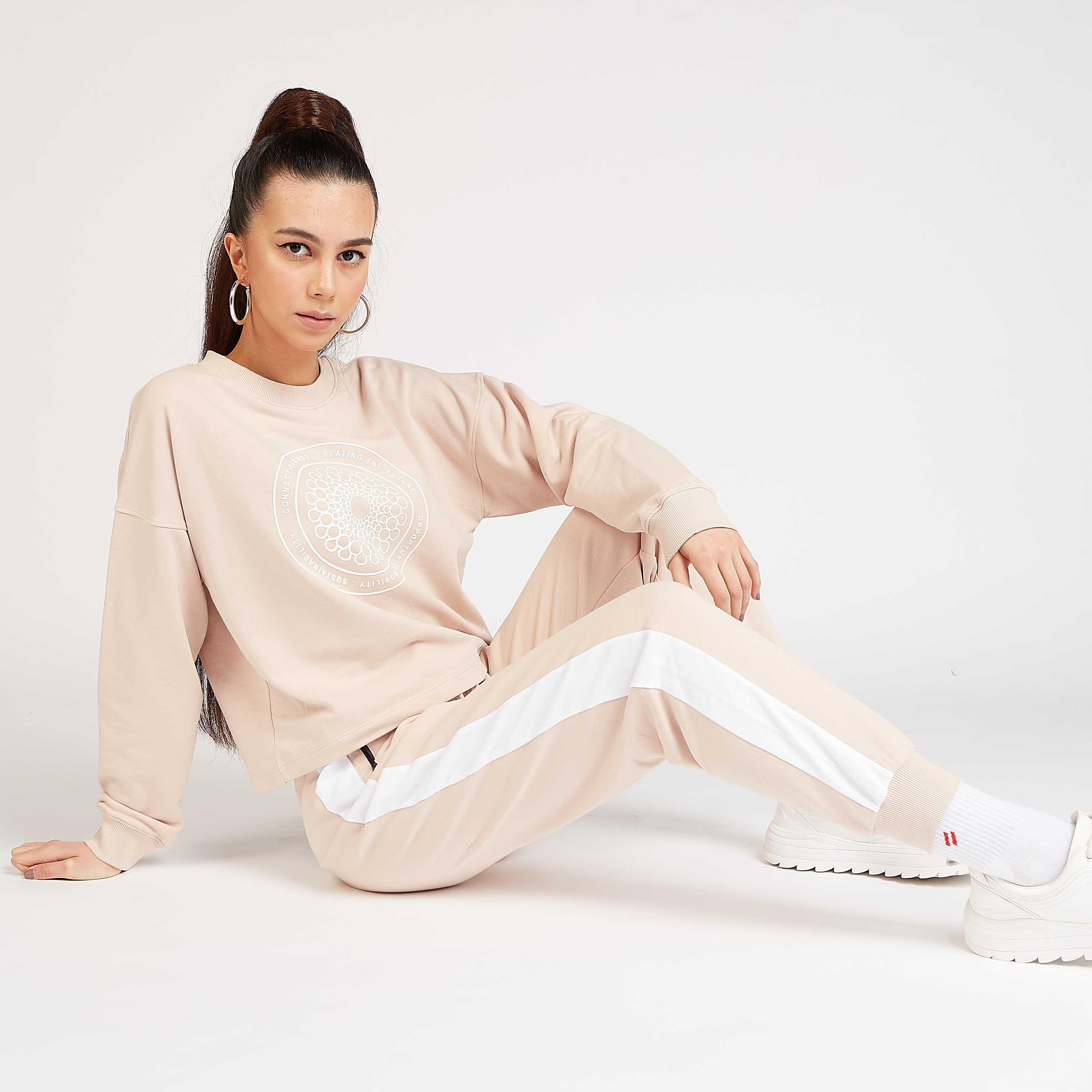 سويت شيرت بياقة ضيقة وأكمام طويلة وطبعات جرافيك إكسبو 2020-women-winterwear-hoodiesandsweatshirts-sweatshirts-image-3