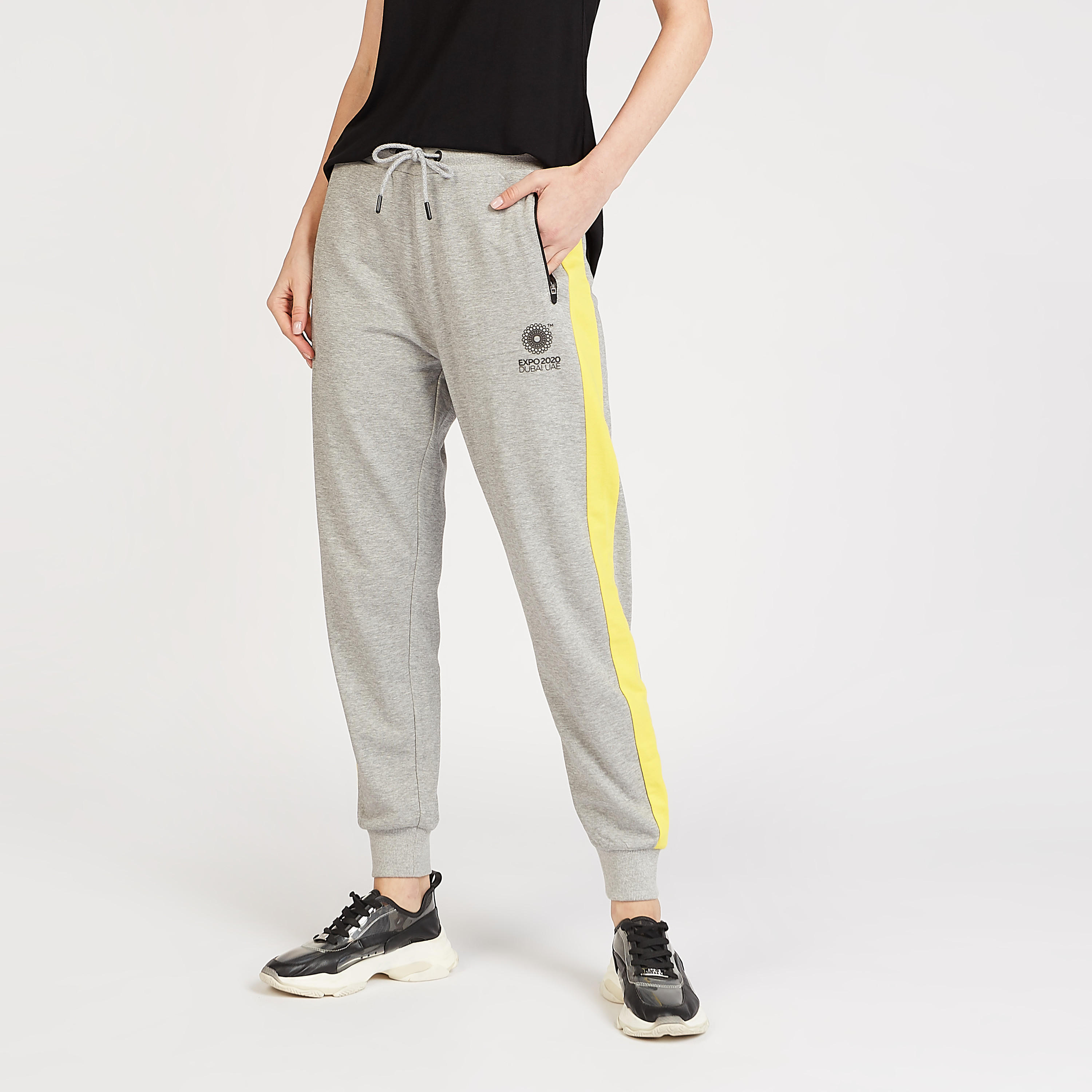 بنطلون رياضي بجيوب ورباط إغلاق وخصر متوسط الارتفاع وطبعات إكسبو 2020-women-clothing-bottoms-joggers-image-5