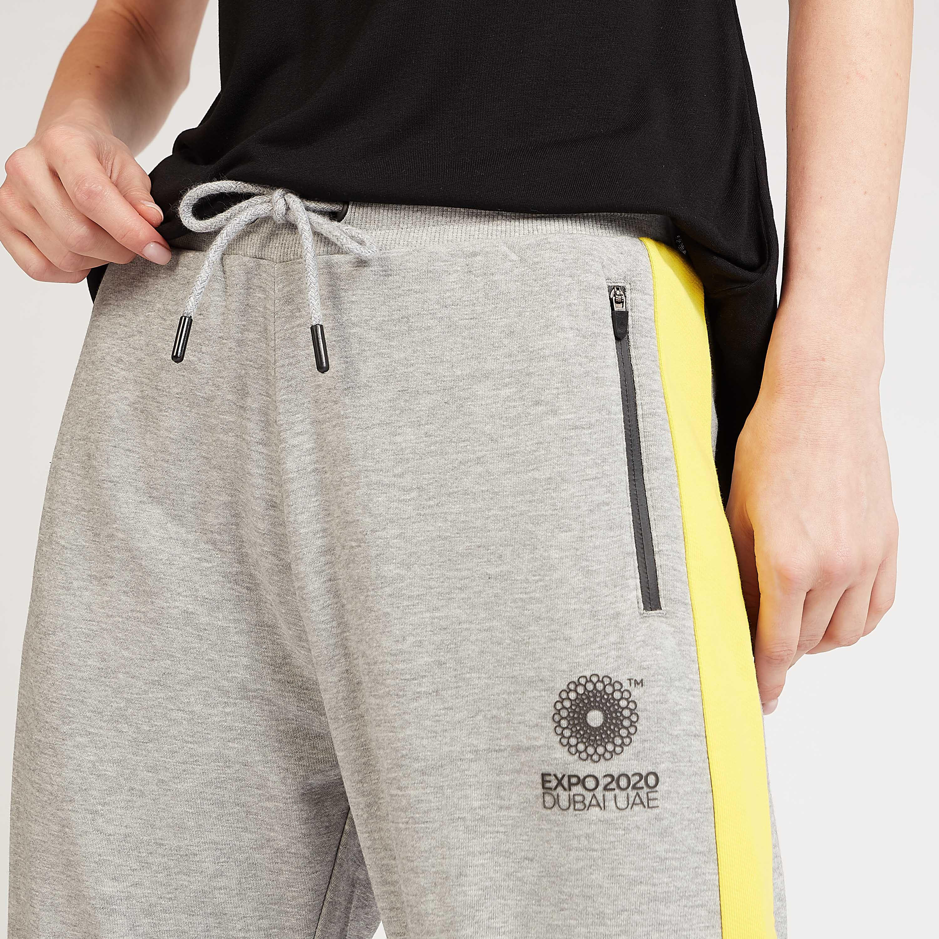 بنطلون رياضي بجيوب ورباط إغلاق وخصر متوسط الارتفاع وطبعات إكسبو 2020-women-clothing-bottoms-joggers-image-3