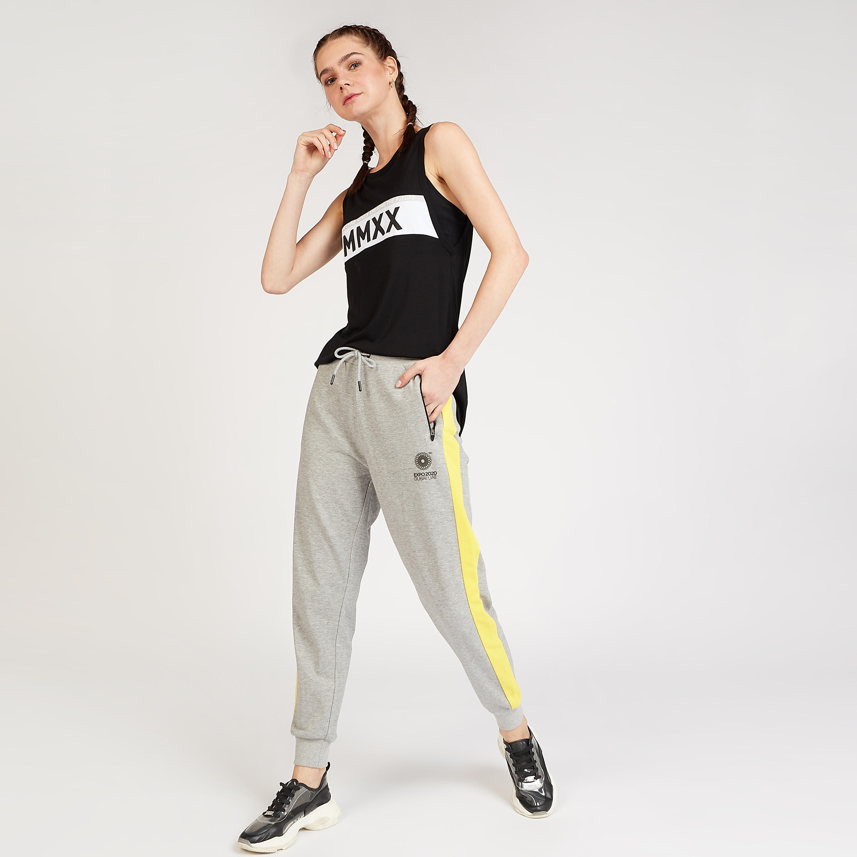 بنطلون رياضي بجيوب ورباط إغلاق وخصر متوسط الارتفاع وطبعات إكسبو 2020-women-clothing-bottoms-joggers-image-1