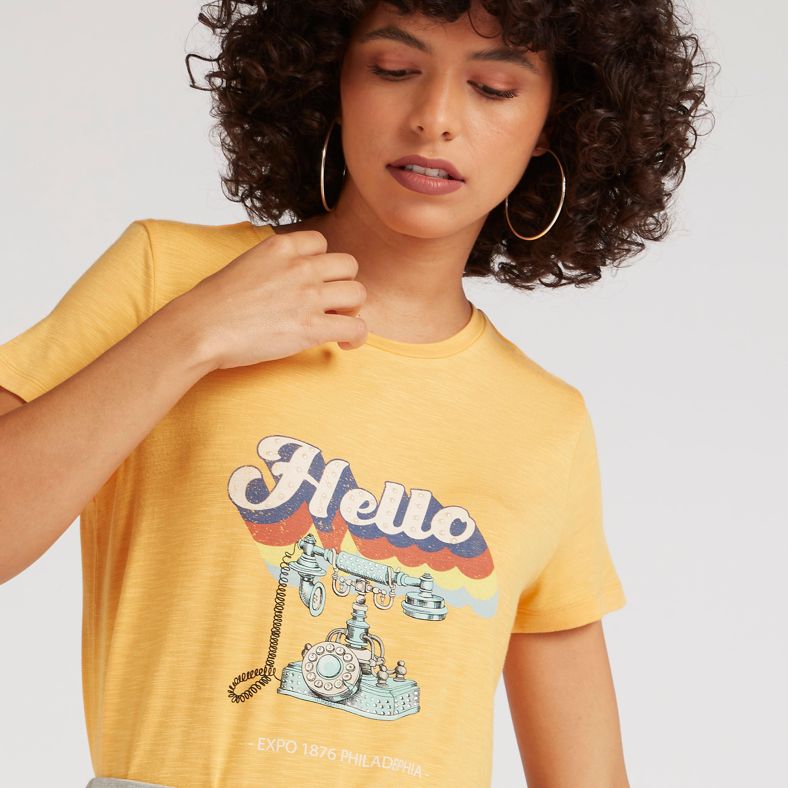 تيشيرت بطبعات جرافيك وياقة مستديرة وأكمام قصيرة-women-clothing-tshirts-image-1