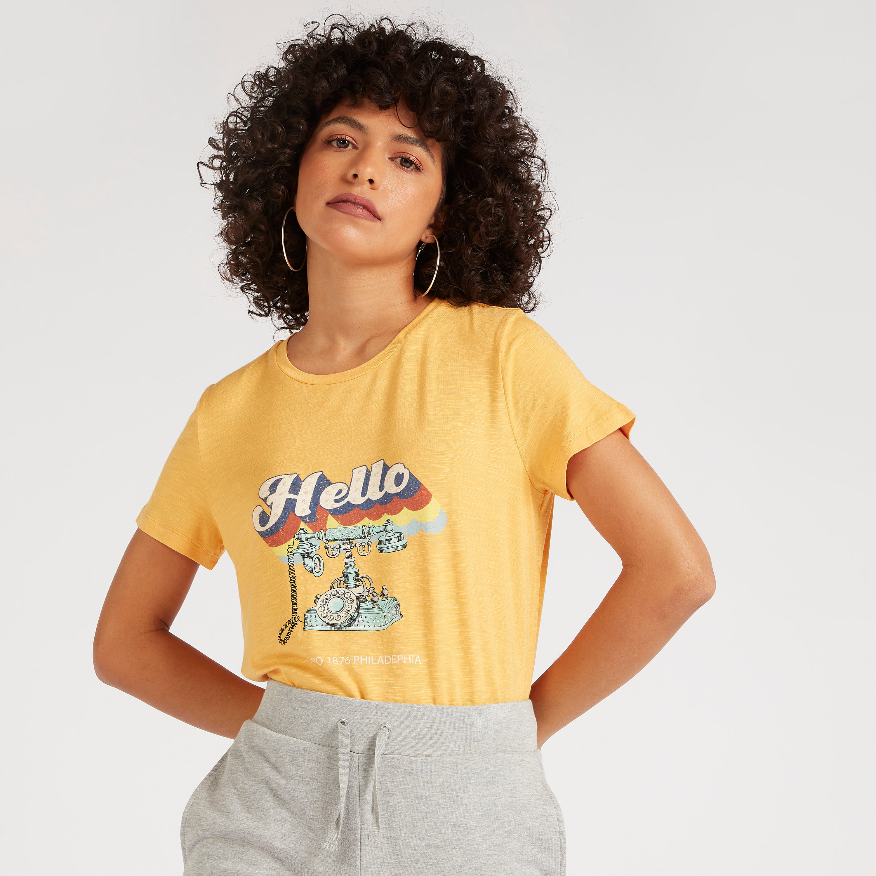 تيشيرت بطبعات جرافيك وياقة مستديرة وأكمام قصيرة-women-clothing-tshirts-image-3