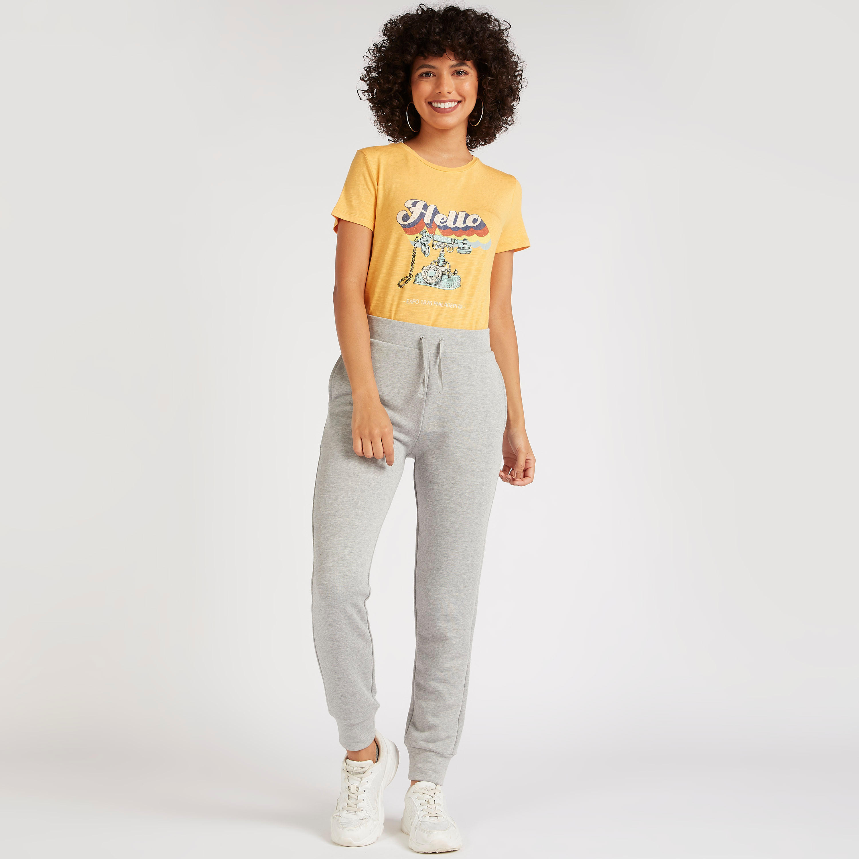 تيشيرت بطبعات جرافيك وياقة مستديرة وأكمام قصيرة-women-clothing-tshirts-image-2