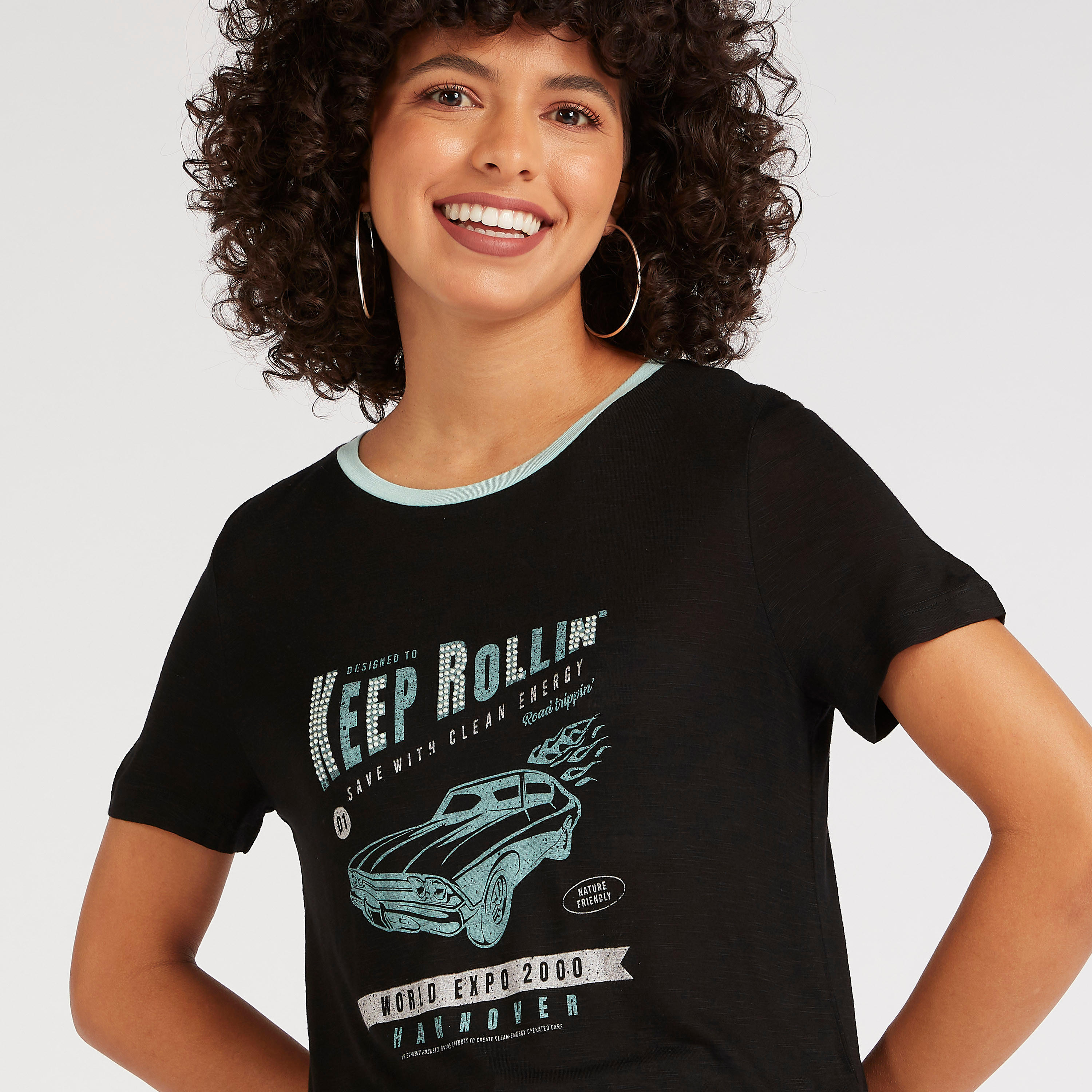 تيشيرت بياقة ضيّقة وأكمام قصيرة وطبعات جرافيك-women-clothing-tshirts-image-1