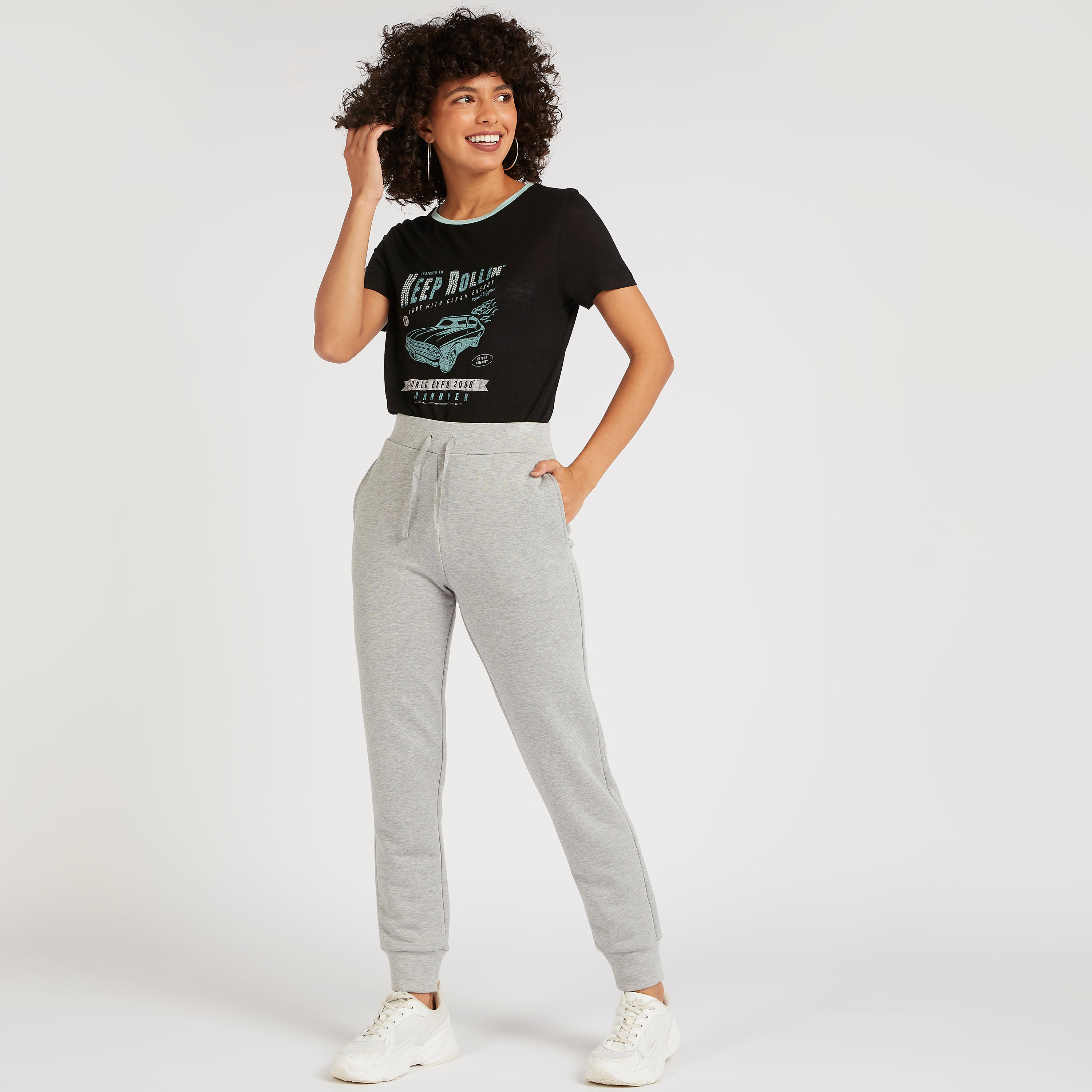 تيشيرت بياقة ضيّقة وأكمام قصيرة وطبعات جرافيك-women-clothing-tshirts-image-2