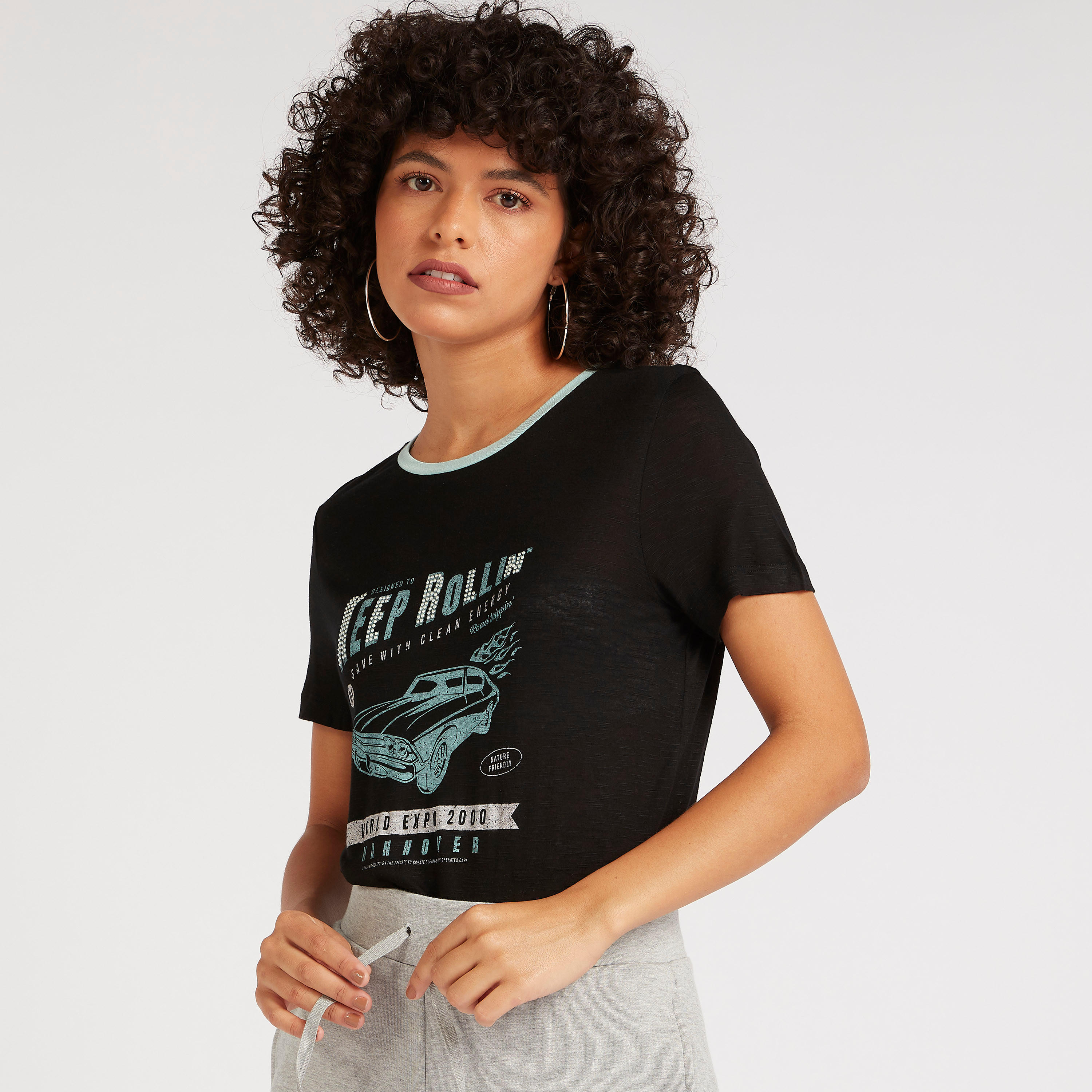تيشيرت بياقة ضيّقة وأكمام قصيرة وطبعات جرافيك-women-clothing-tshirts-image-3