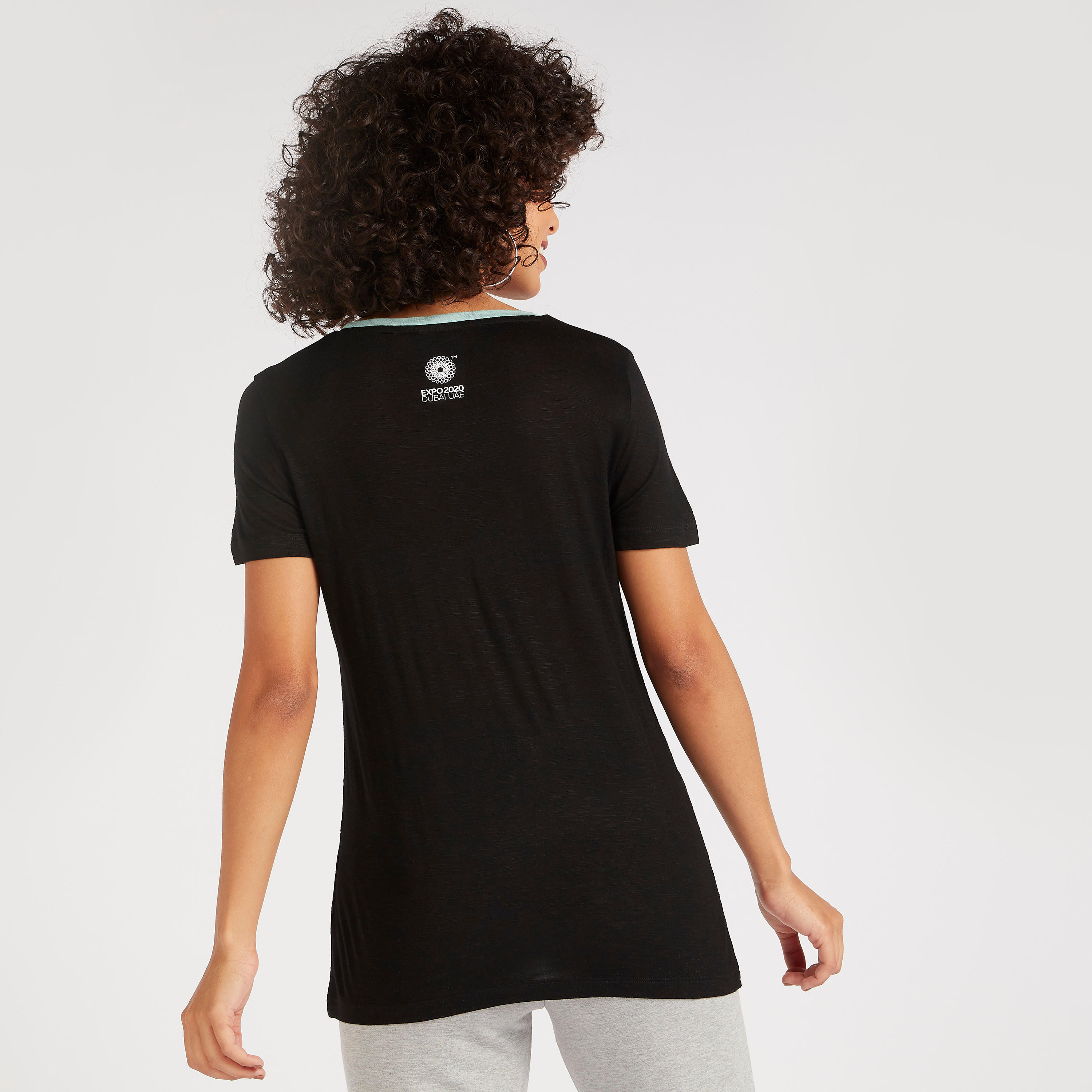 تيشيرت بياقة ضيّقة وأكمام قصيرة وطبعات جرافيك-women-clothing-tshirts-image-4