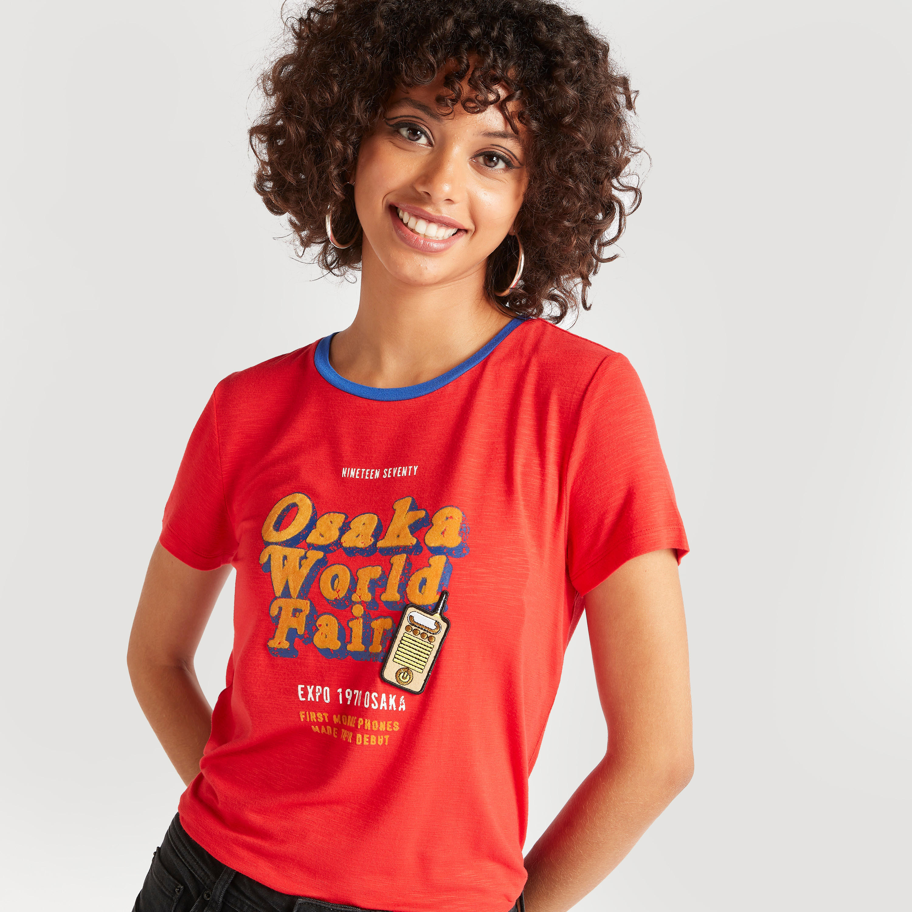 تيشيرت بياقة مستديرة وأكمام قصيرة وطبعات جرافيك-women-clothing-tshirts-image-1