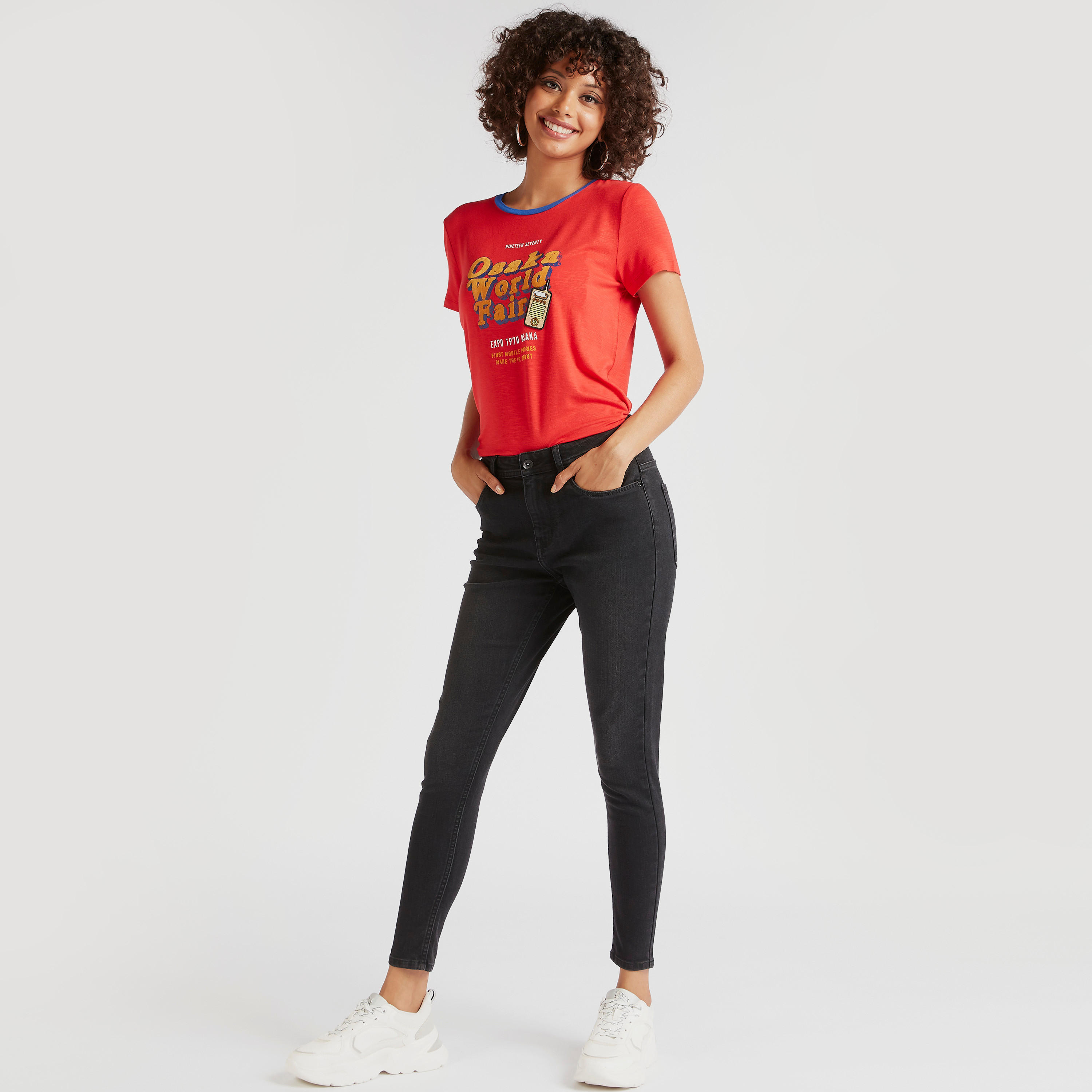 تيشيرت بياقة مستديرة وأكمام قصيرة وطبعات جرافيك-women-clothing-tshirts-image-2