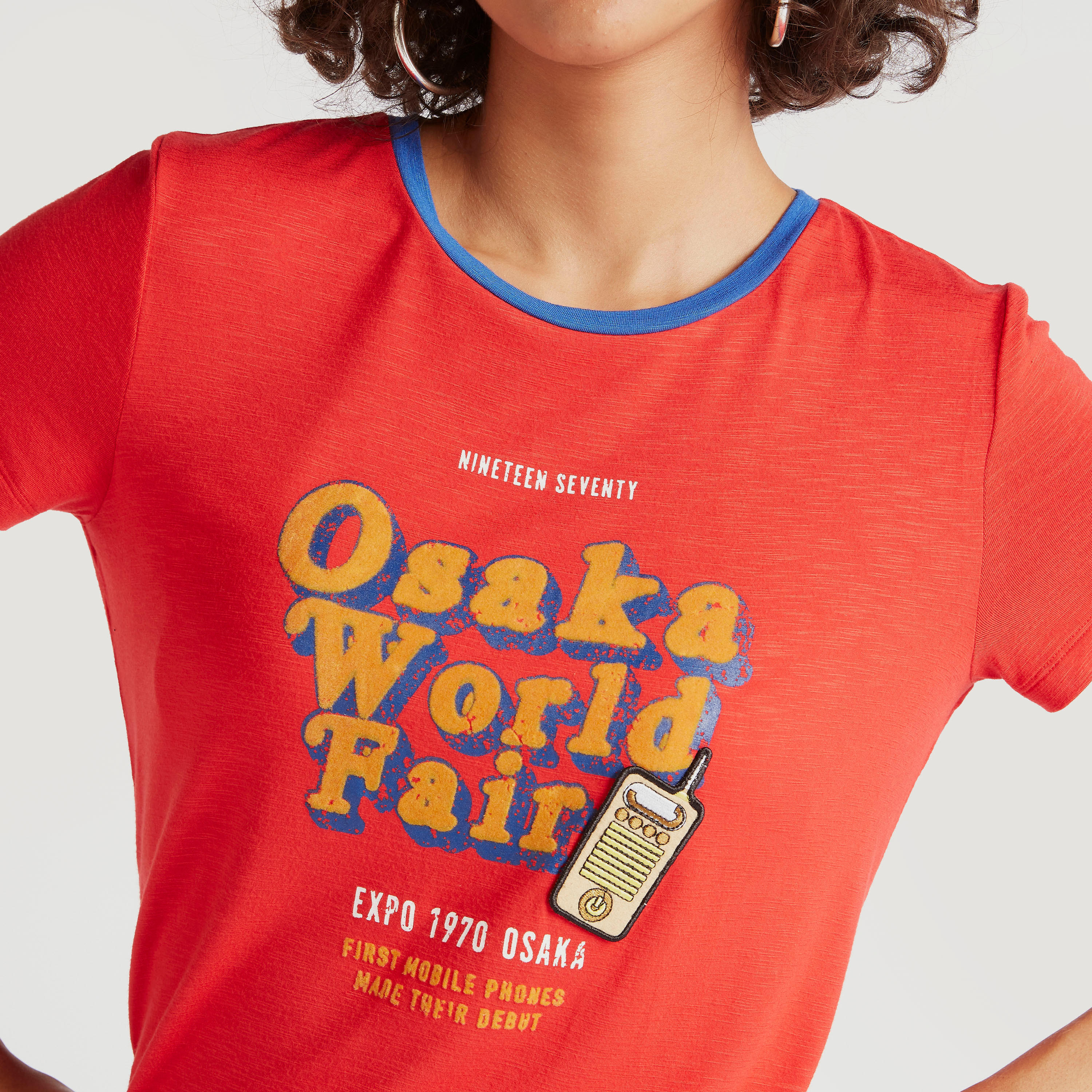تيشيرت بياقة مستديرة وأكمام قصيرة وطبعات جرافيك-women-clothing-tshirts-image-3