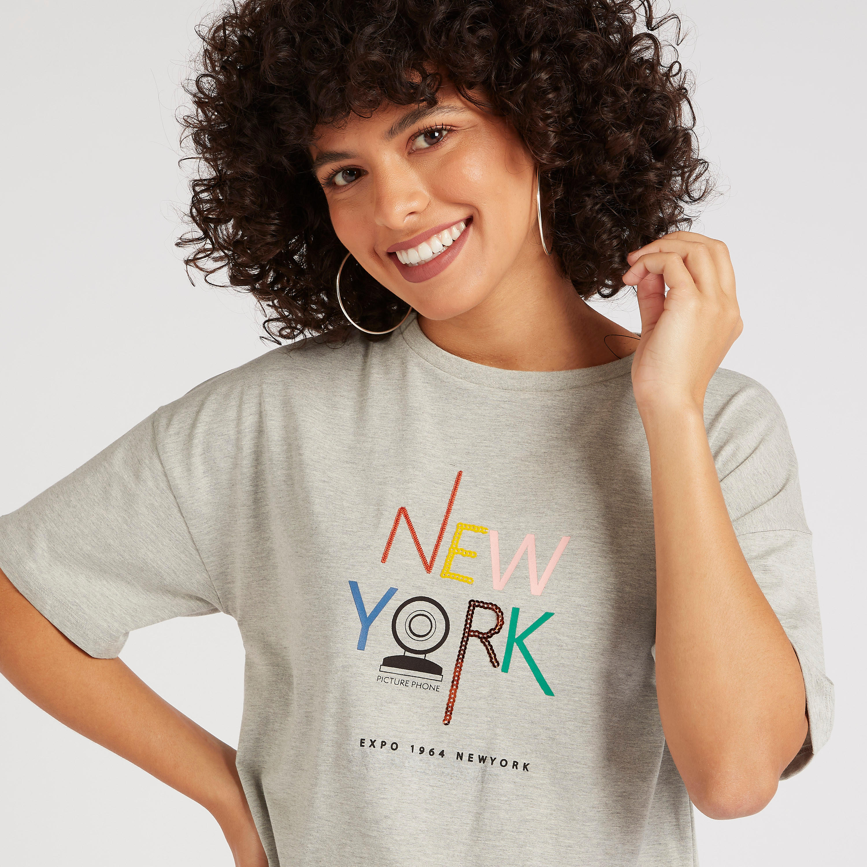 تيشيرت بياقة ضيّقة وأكمام قصيرة وطبعات-women-clothing-tshirts-image-4