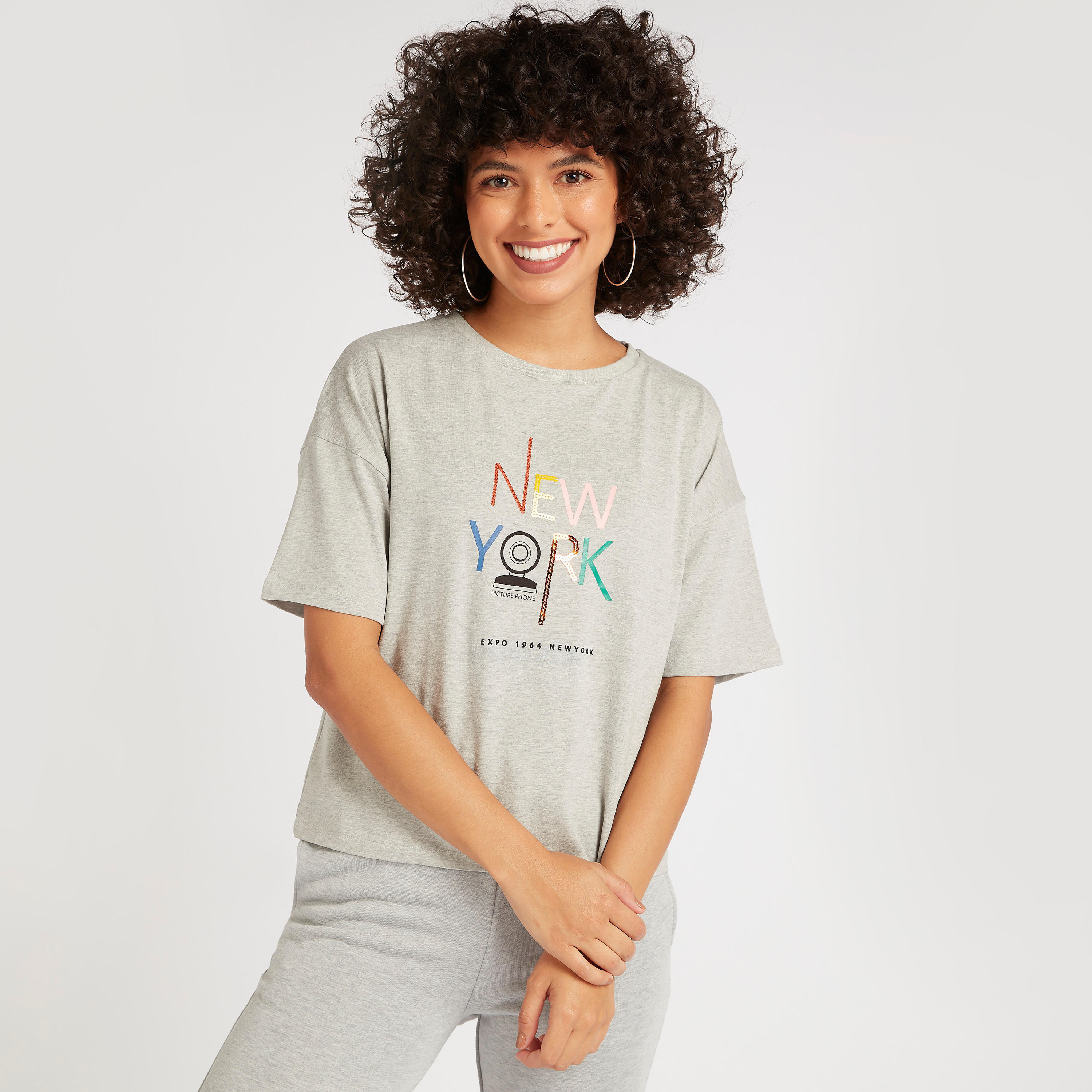 تيشيرت بياقة ضيّقة وأكمام قصيرة وطبعات-women-clothing-tshirts-image-2