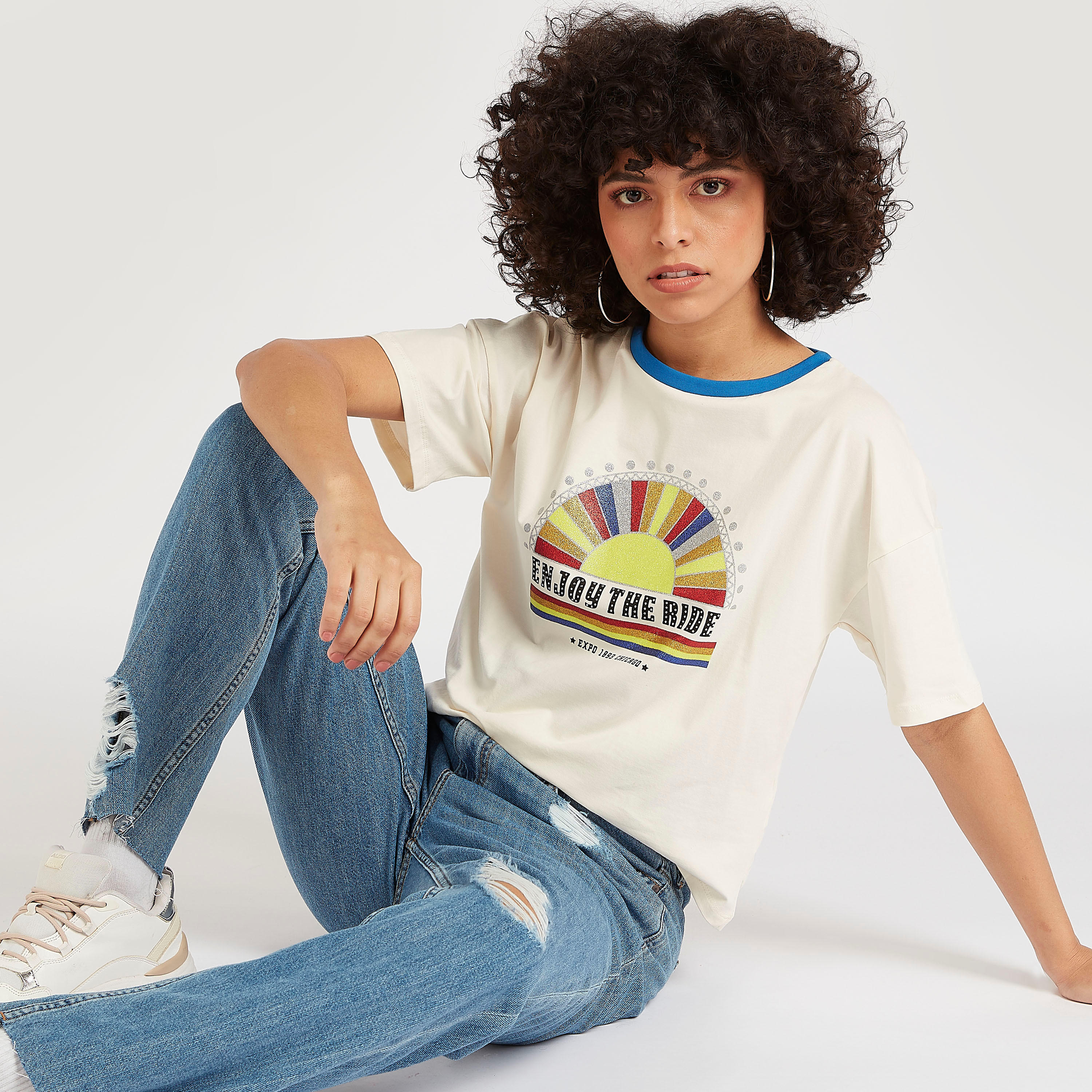 تيشيرت بياقة ضيّقة وأكمام قصيرة وطبعات-women-clothing-tshirts-image-1