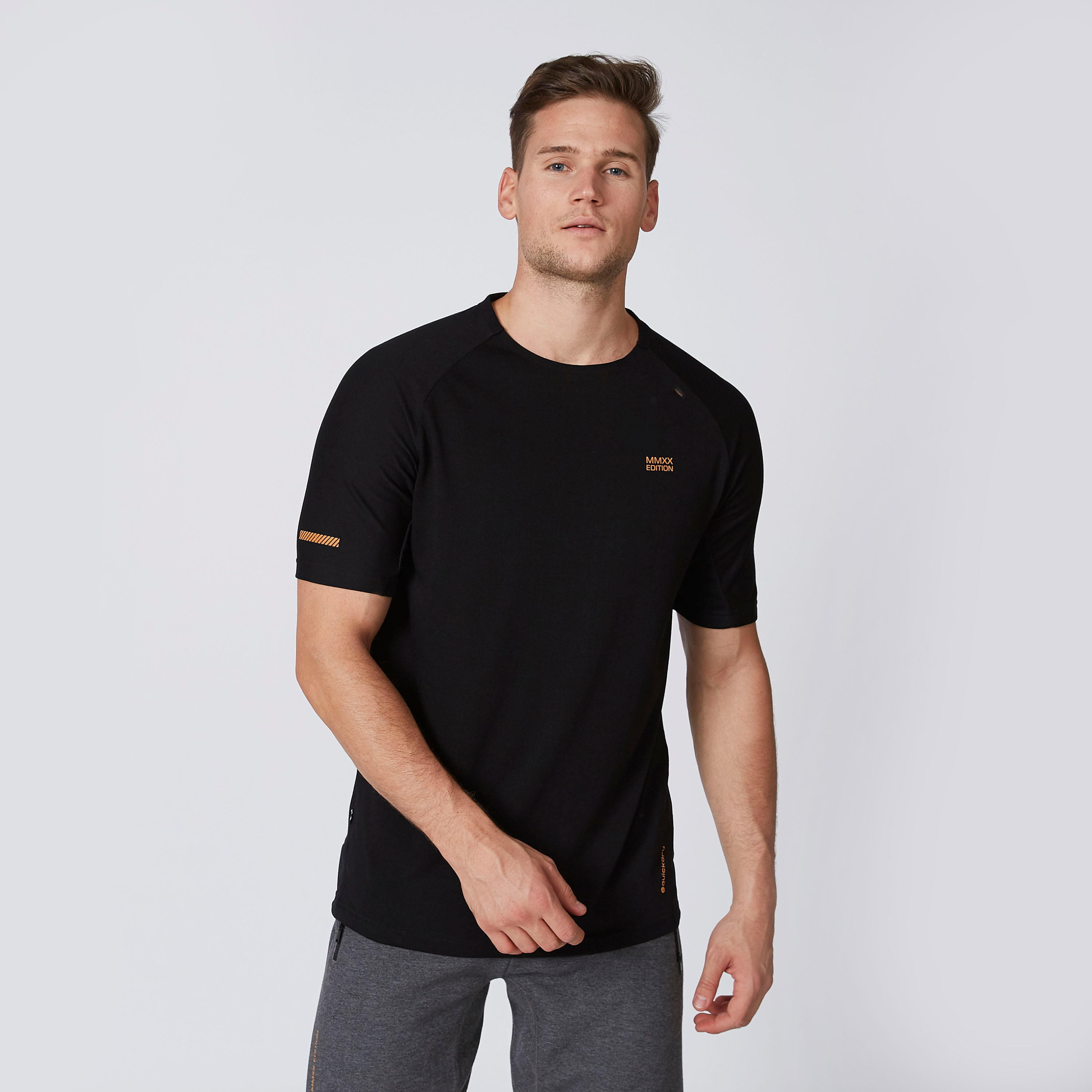تيشيرت بياقة مستديرة وأكمام مغايرة وطبعات-men-clothing-sportswearandactivewear-tshirtsandpolos-image-4