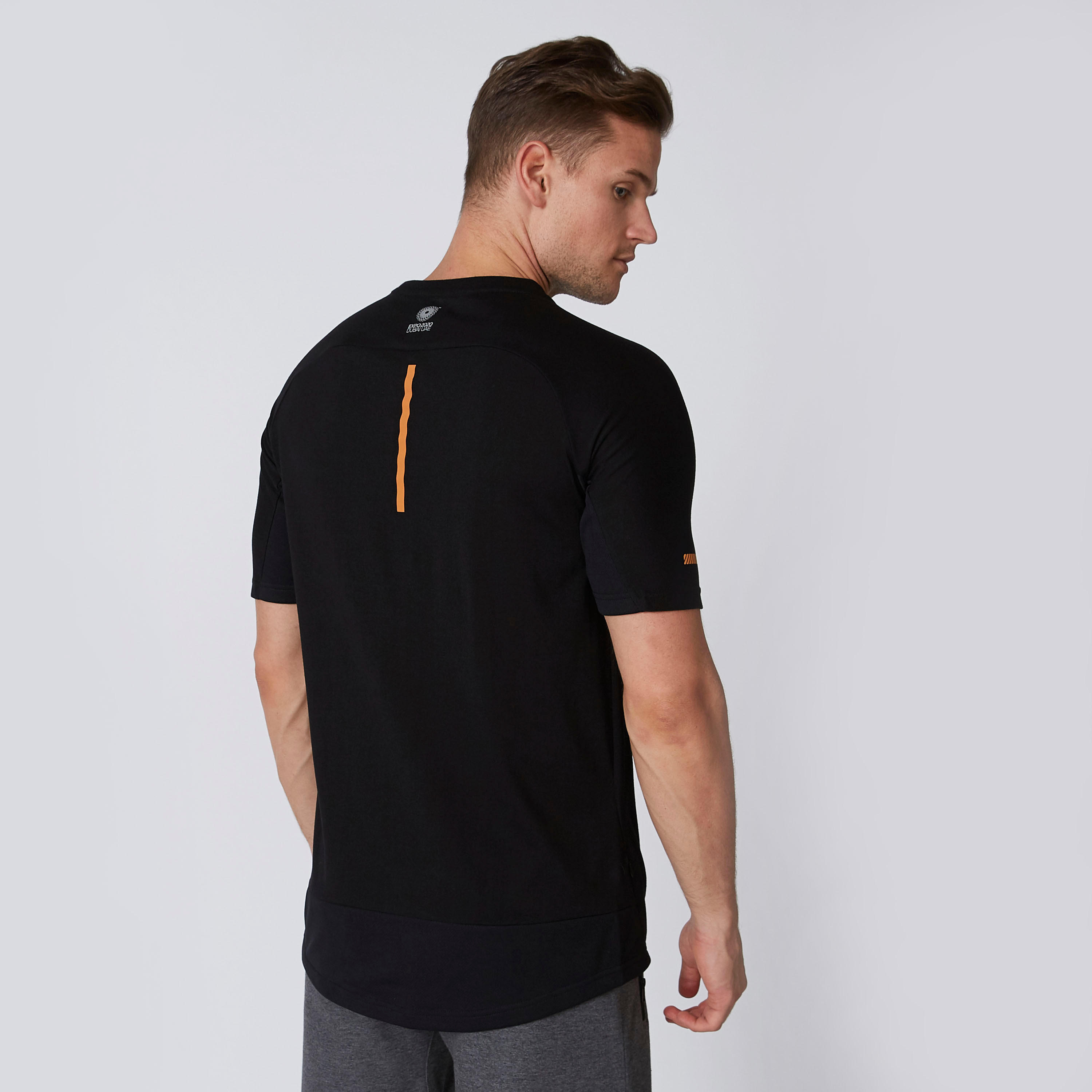 تيشيرت بياقة مستديرة وأكمام مغايرة وطبعات-men-clothing-sportswearandactivewear-tshirtsandpolos-image-3