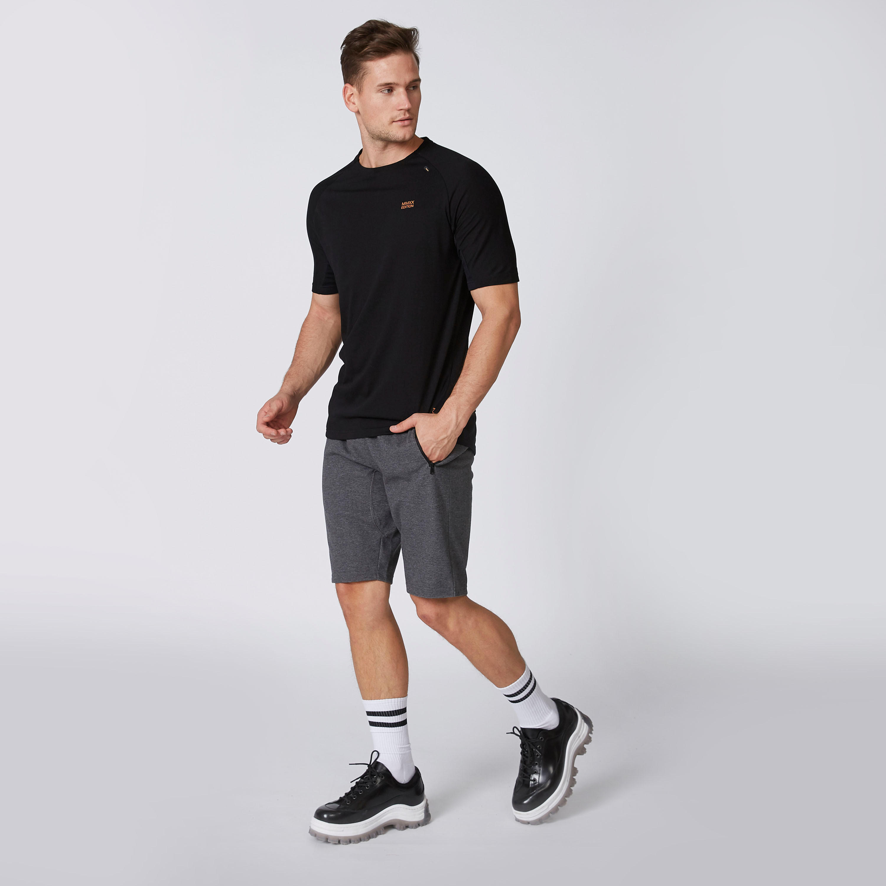 تيشيرت بياقة مستديرة وأكمام مغايرة وطبعات-men-clothing-sportswearandactivewear-tshirtsandpolos-image-1