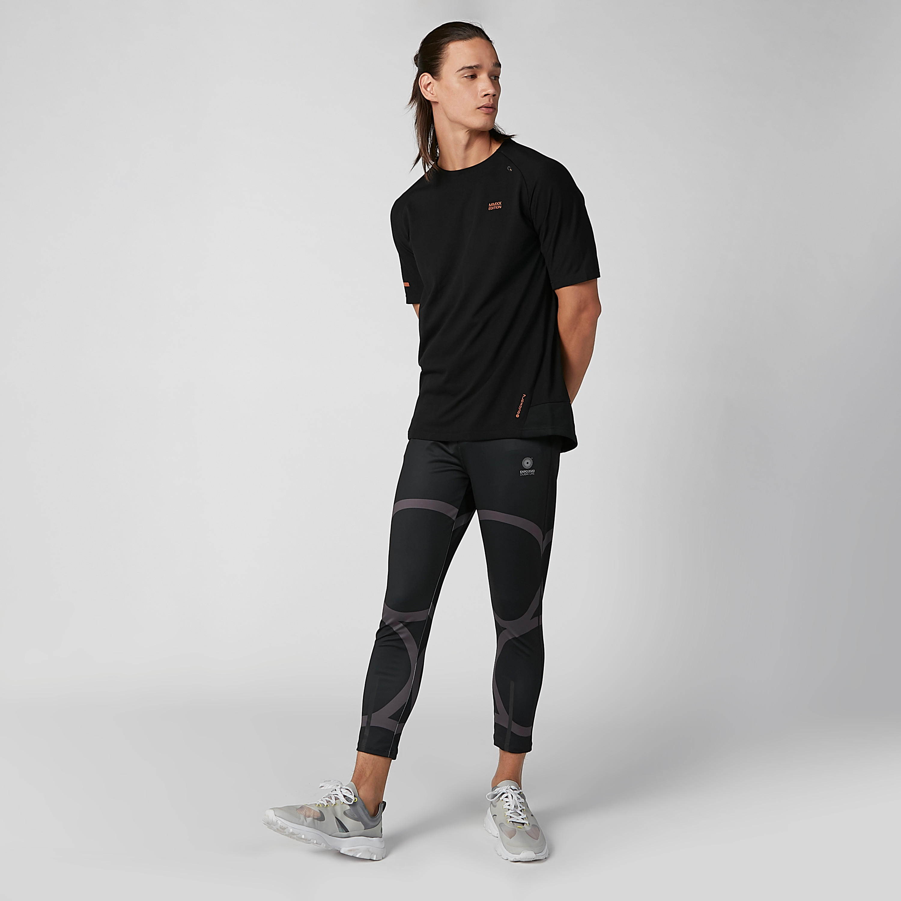 بنطلون ليقنز مستدام بخصر مطّاطي وطبعات من إكسبو 2020-men-clothing-sportswearandactivewear-bottoms-image-2