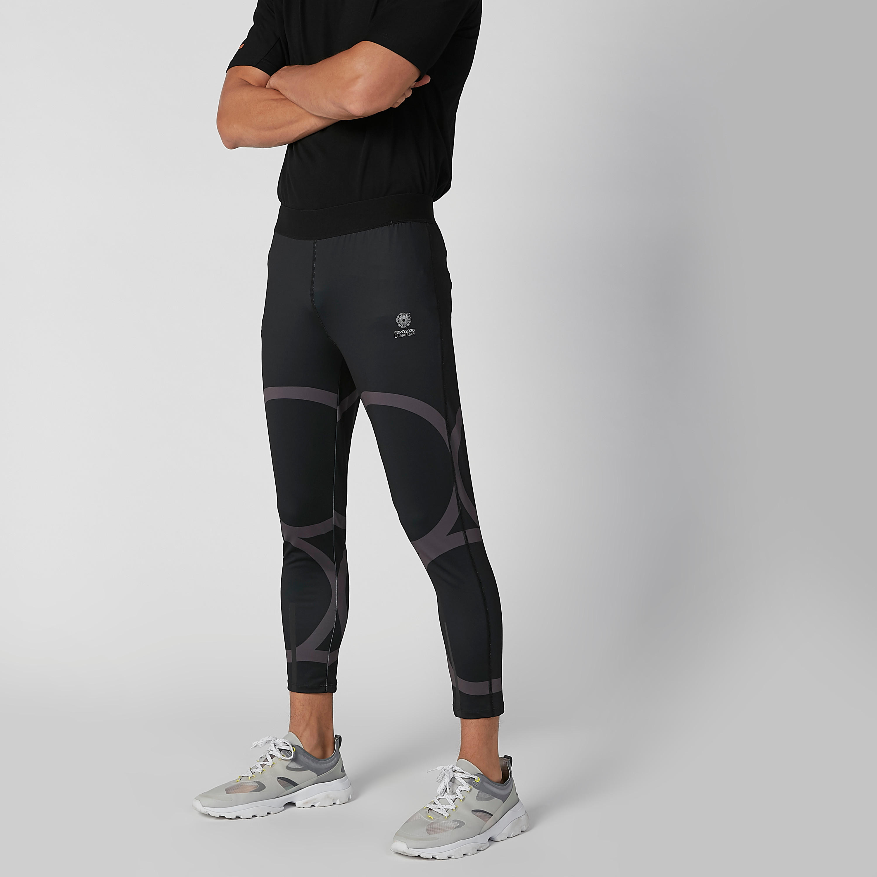 بنطلون ليقنز مستدام بخصر مطّاطي وطبعات من إكسبو 2020-men-clothing-sportswearandactivewear-bottoms-image-3