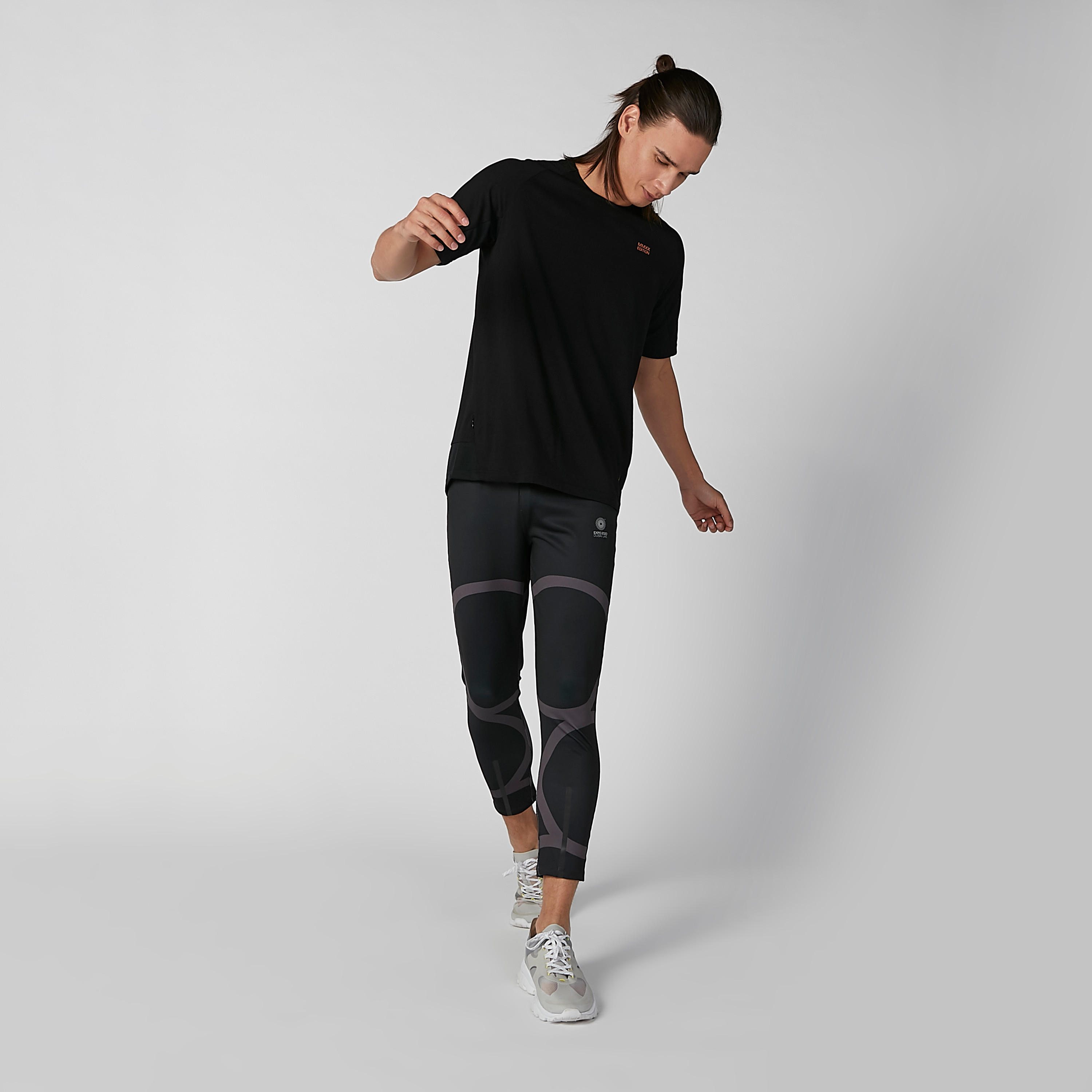 بنطلون ليقنز مستدام بخصر مطّاطي وطبعات من إكسبو 2020-men-clothing-sportswearandactivewear-bottoms-image-5