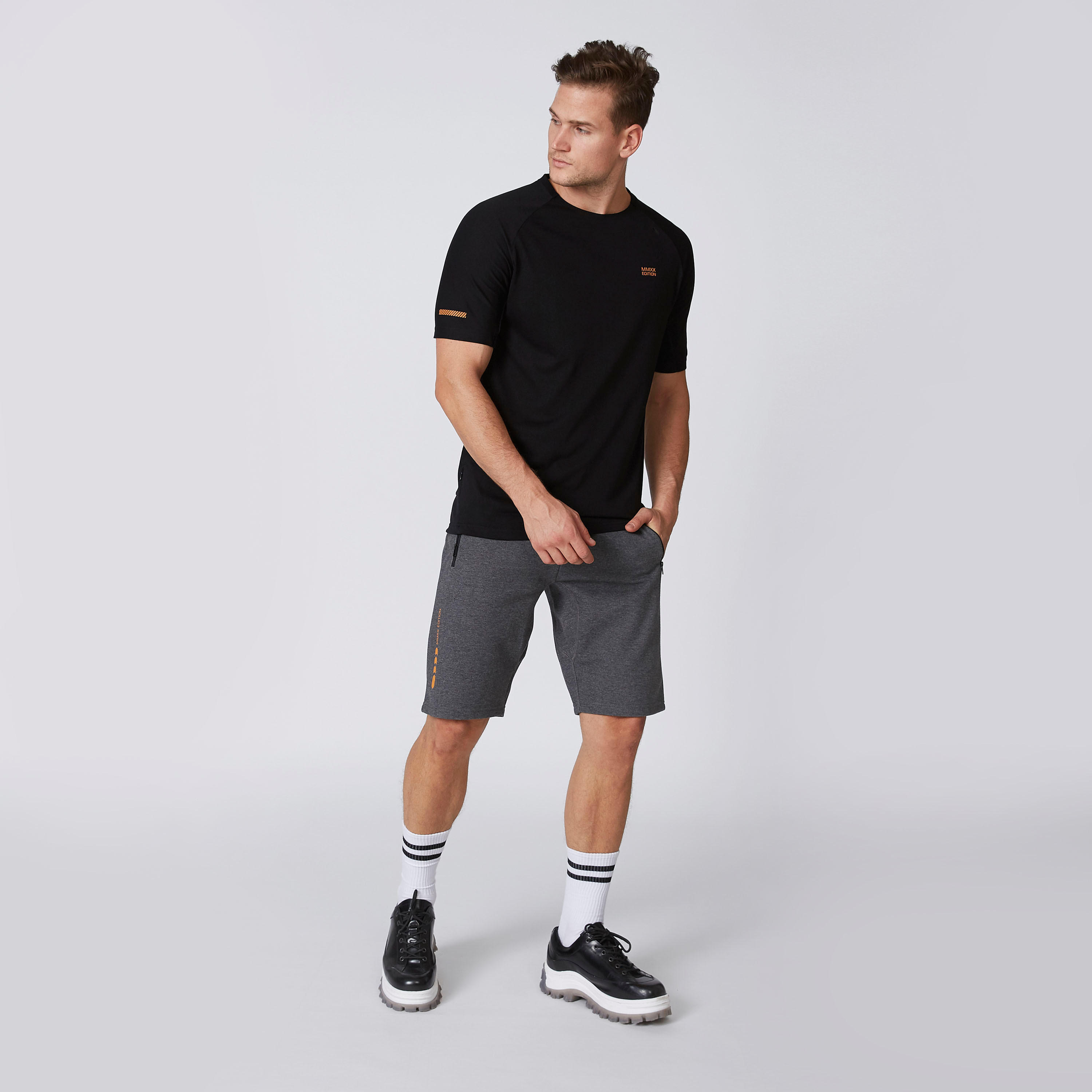شورت بارز الملمس بخصر مطّاطي ورباط وجيوب-men-clothing-sportswearandactivewear-bottoms-image-1