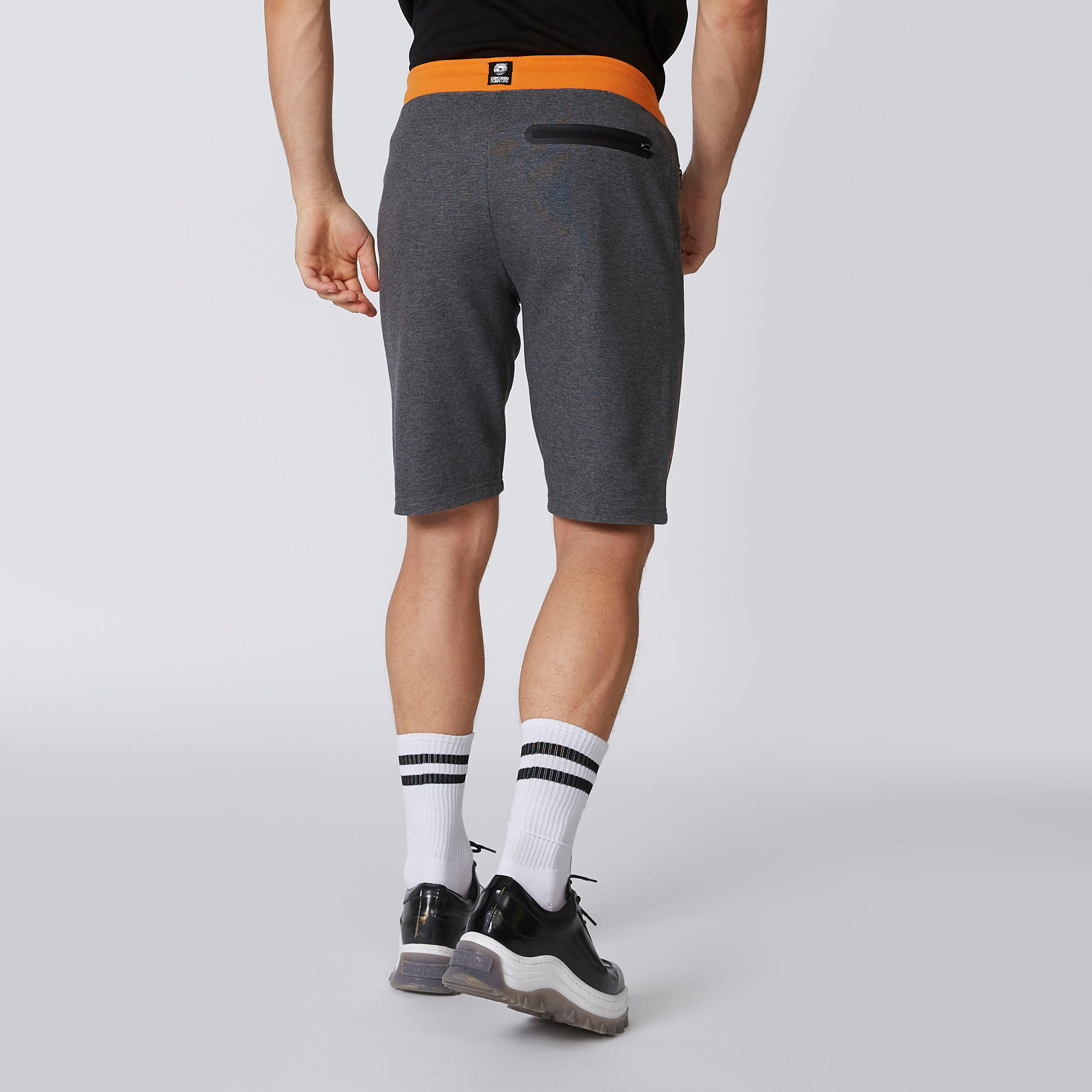 شورت بارز الملمس بخصر مطّاطي ورباط وجيوب-men-clothing-sportswearandactivewear-bottoms-image-3